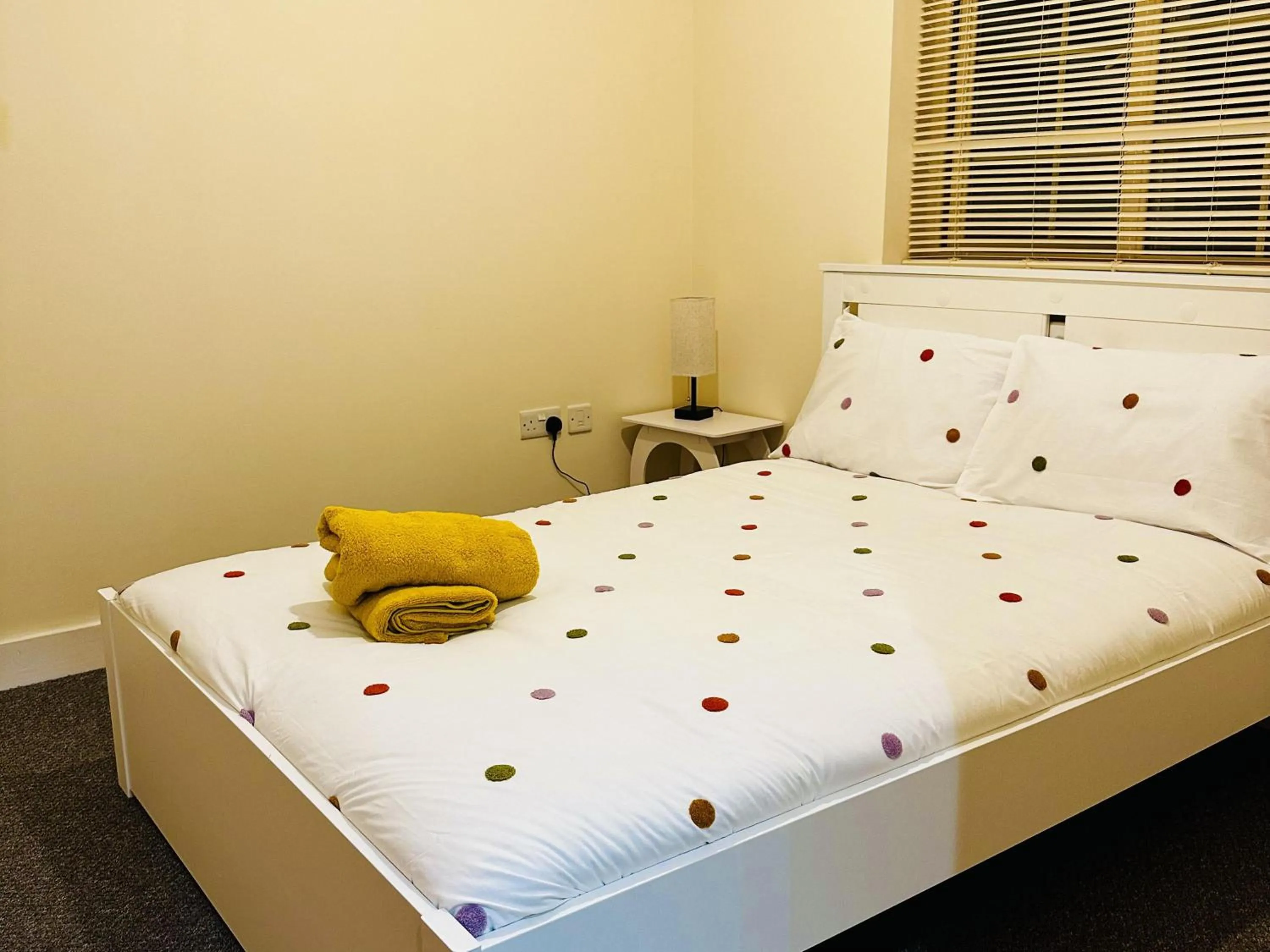 Bedroom in Stunning 5-Bed House in Peterborough host 15 g