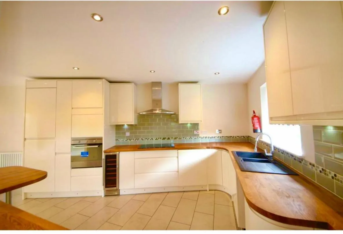 Kitchen or kitchenette in Stunning 5-Bed House in Peterborough host 15 g