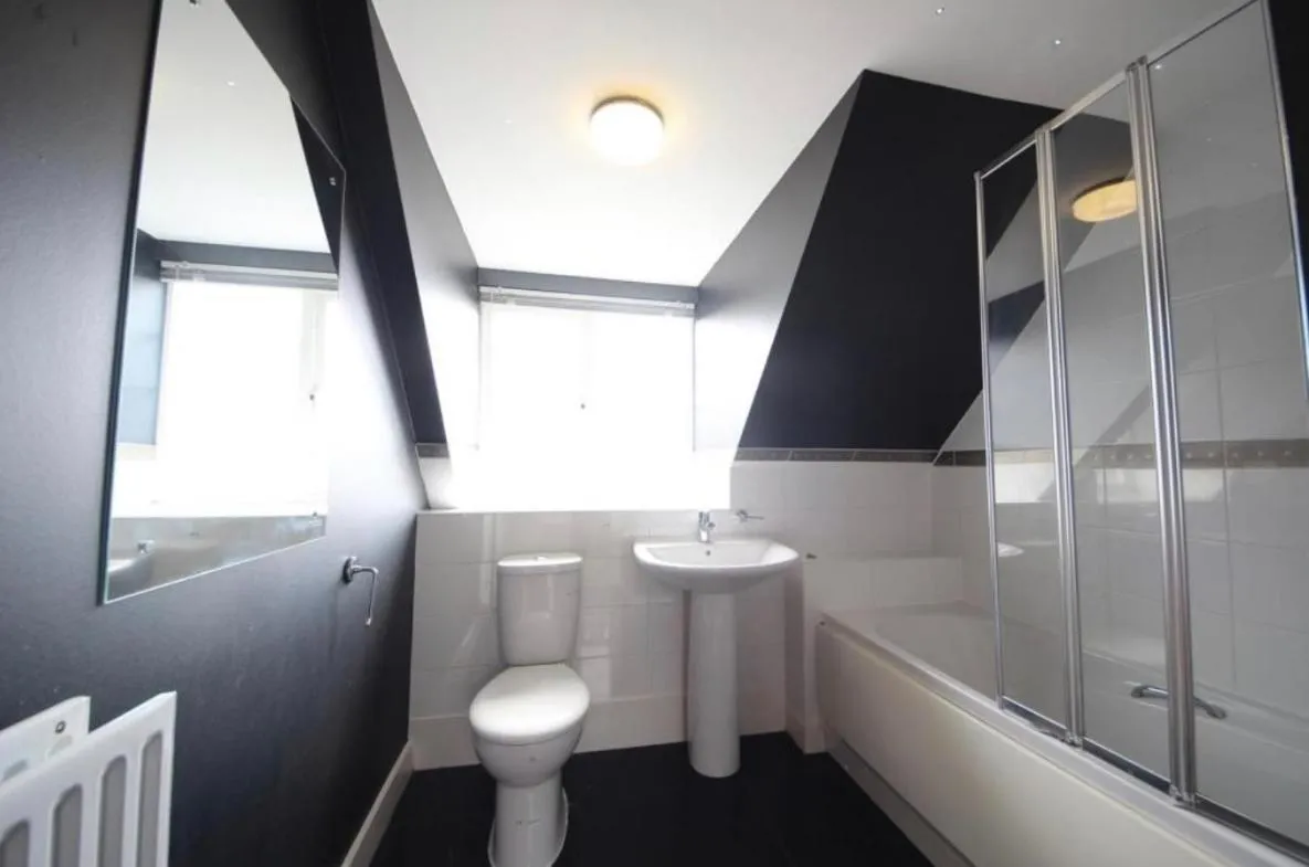 Bathroom in Stunning 5-Bed House in Peterborough host 15 g