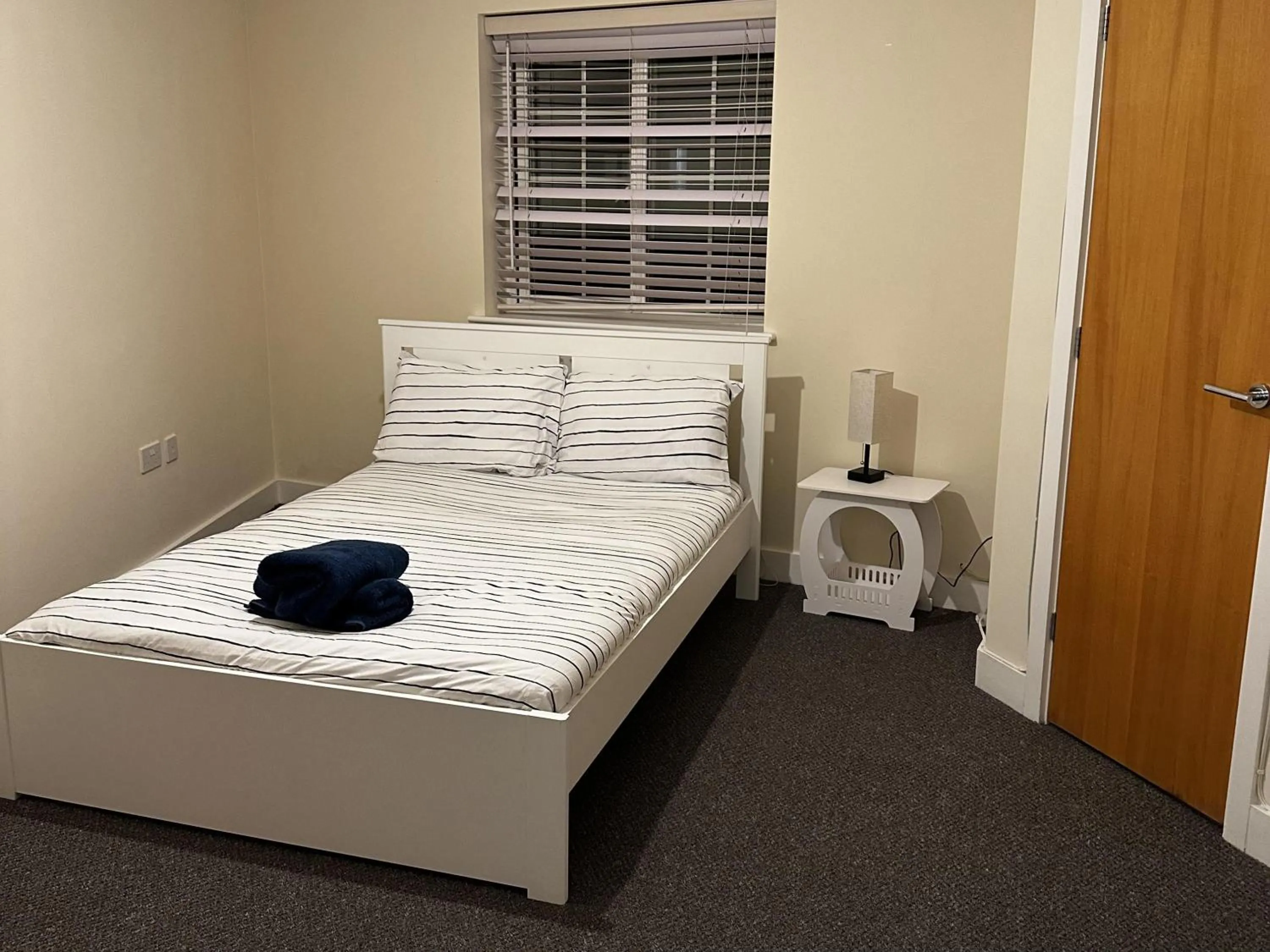 Bedroom in Stunning 5-Bed House in Peterborough host 15 g