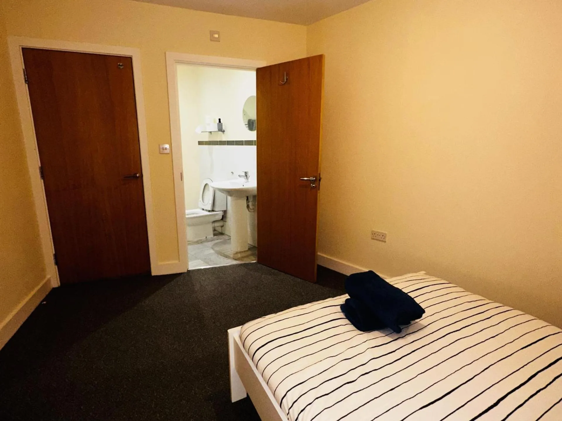 Bedroom in Stunning 5-Bed House in Peterborough host 15 g