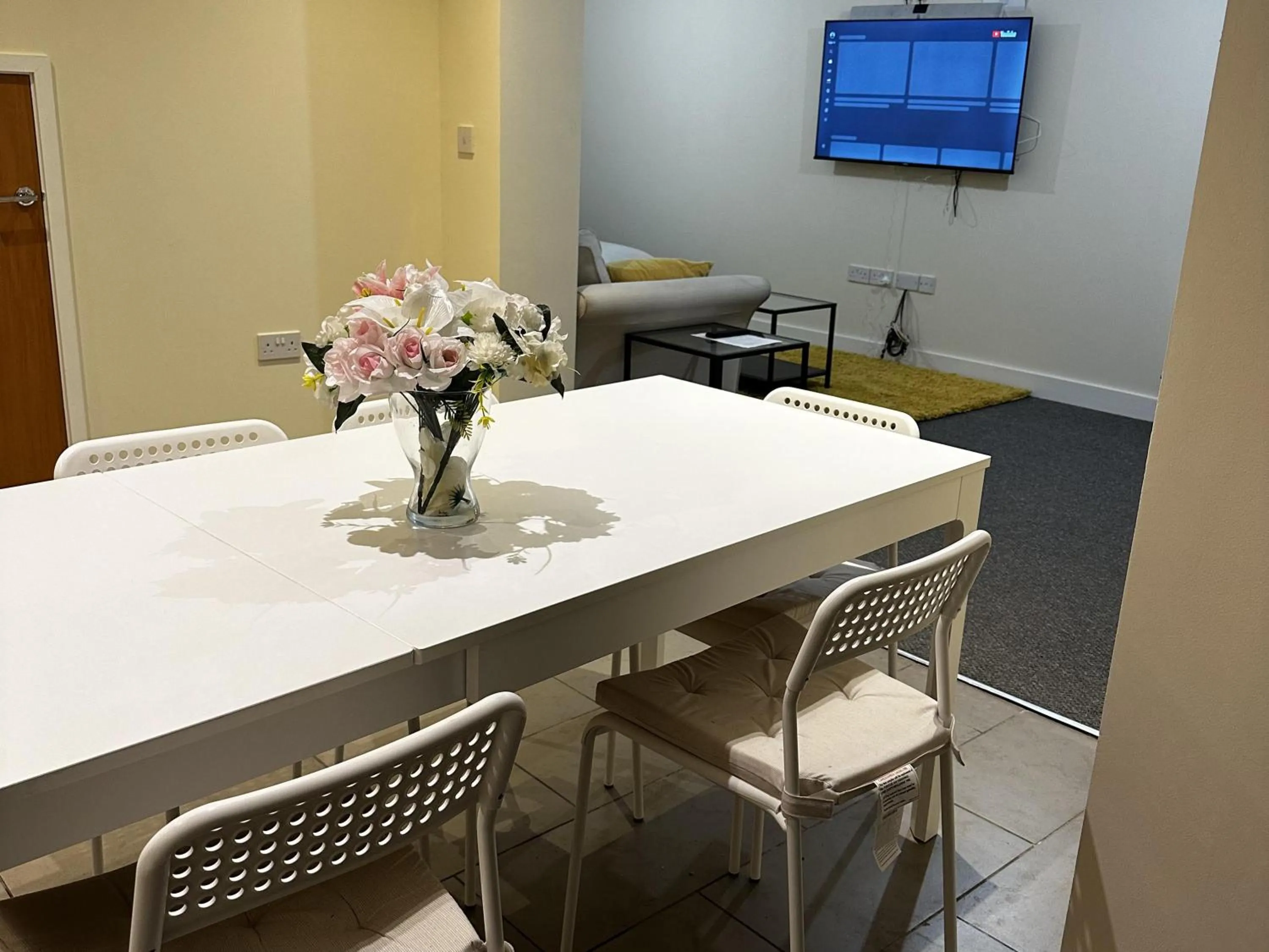 Dining area in Stunning 5-Bed House in Peterborough host 15 g
