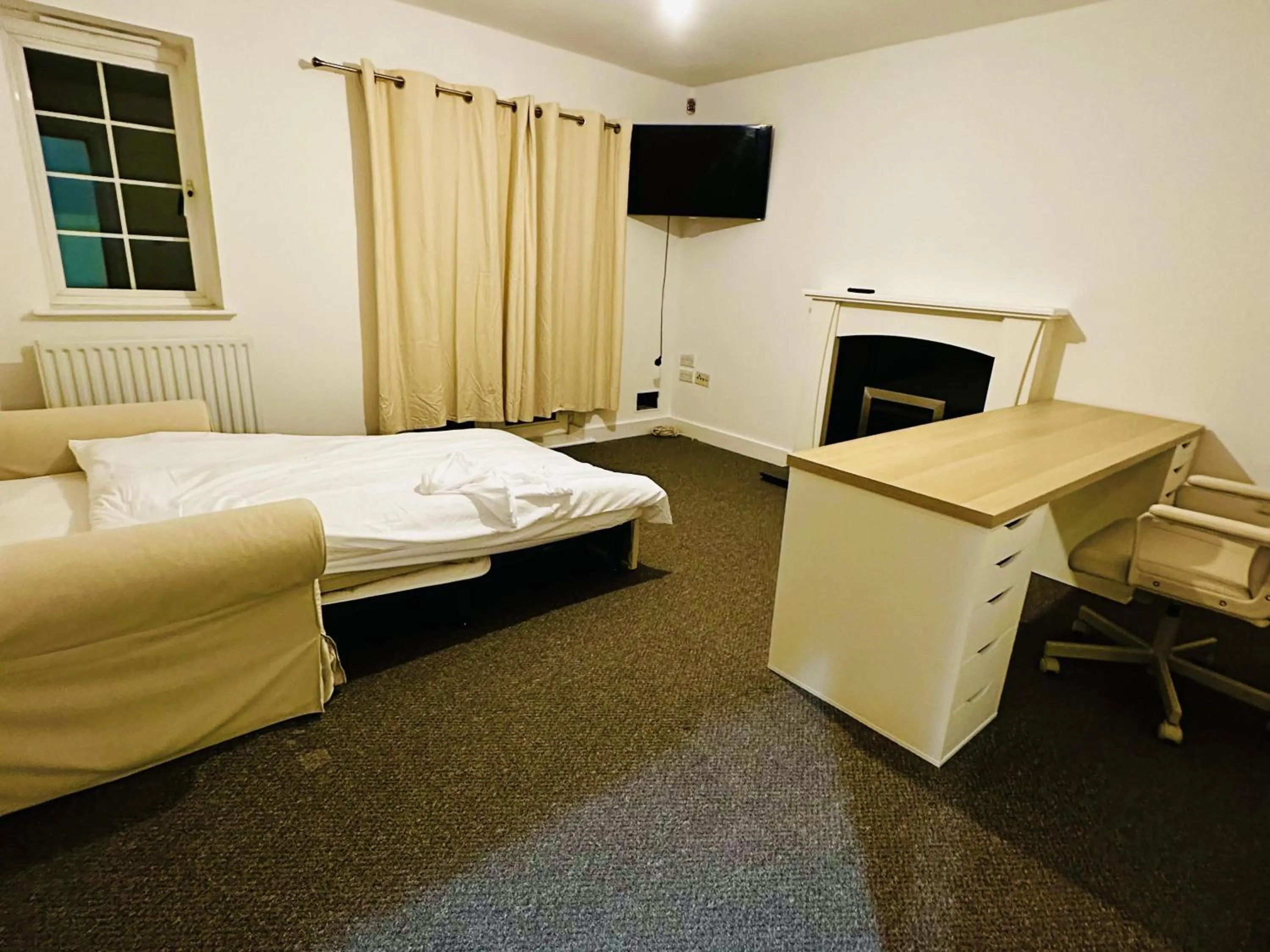 Stunning 5-Bed House in Peterborough host 15 g