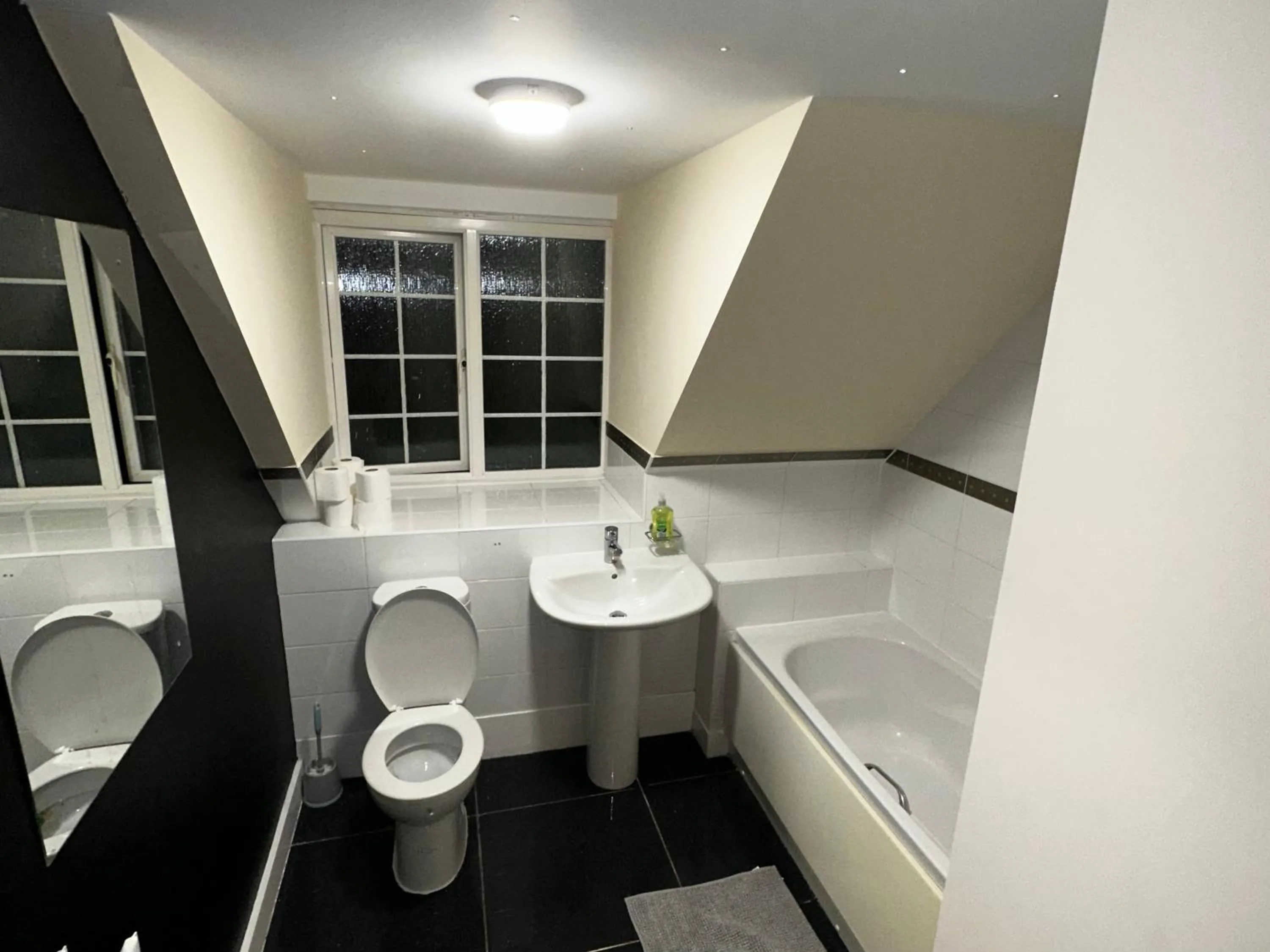 Bathroom in Stunning 5-Bed House in Peterborough host 15 g