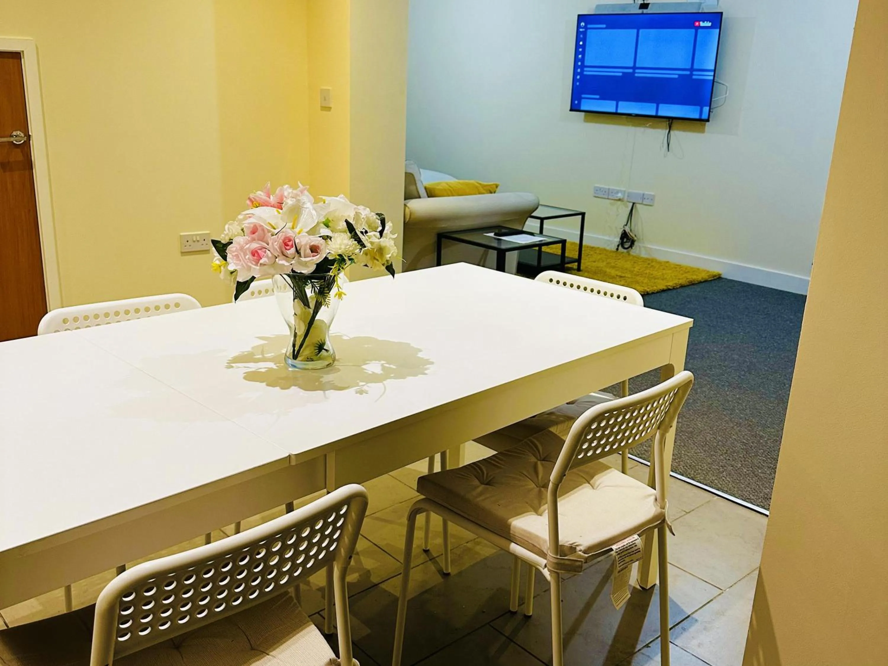 Dining area in Stunning 5-Bed House in Peterborough host 15 g