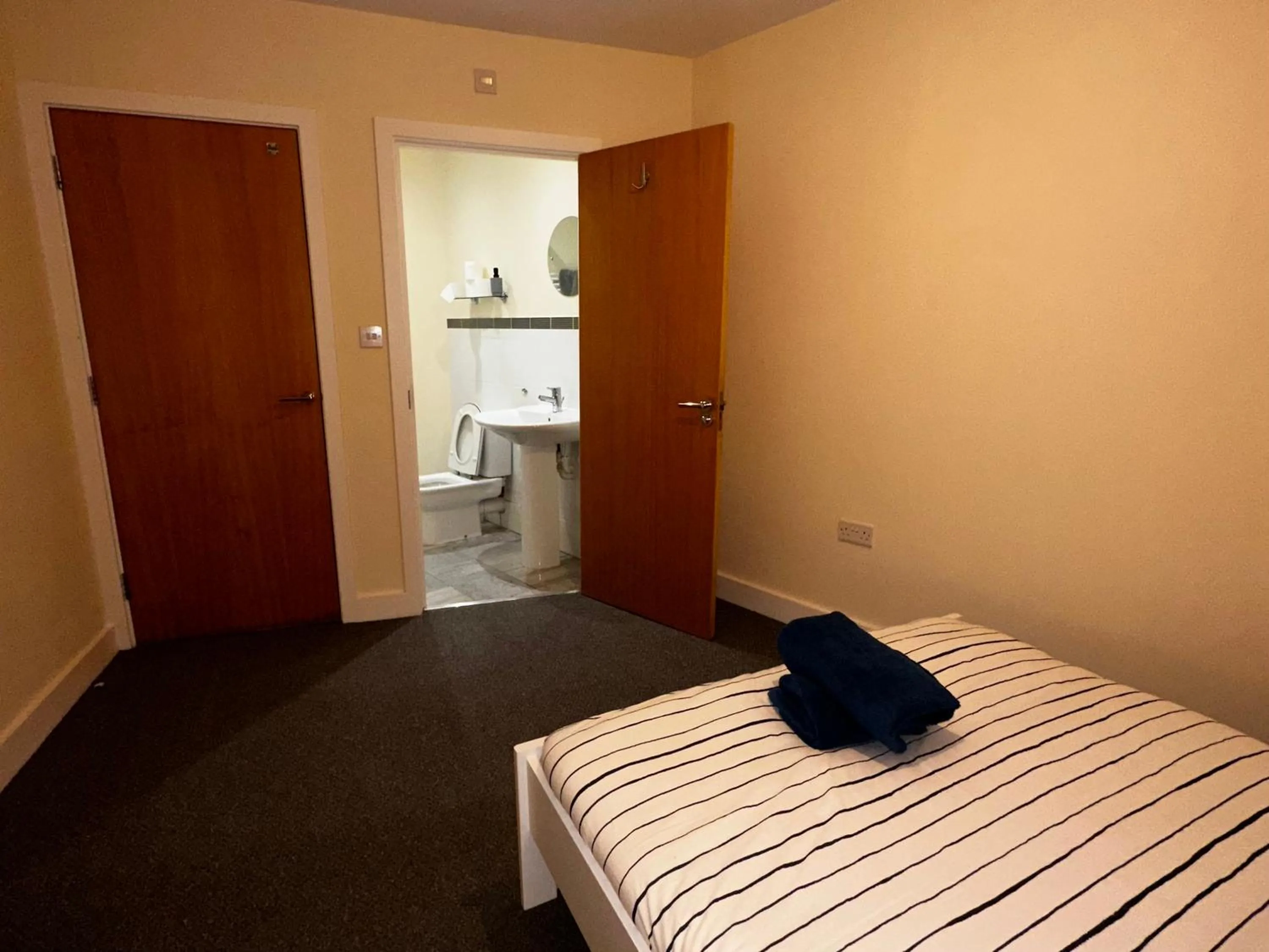 Bathroom in Stunning 5-Bed House in Peterborough host 15 g