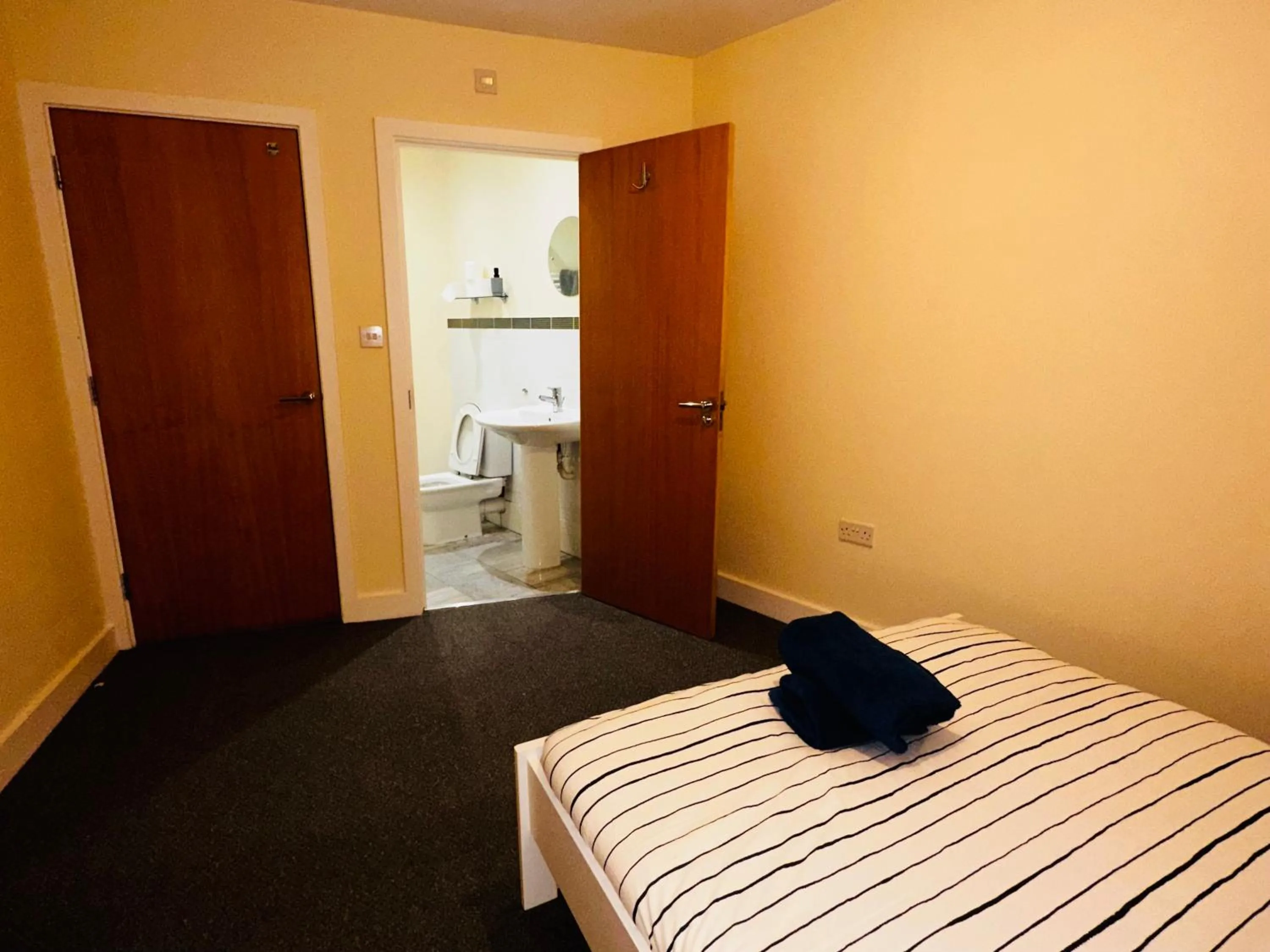 Bedroom in Stunning 5-Bed House in Peterborough host 15 g