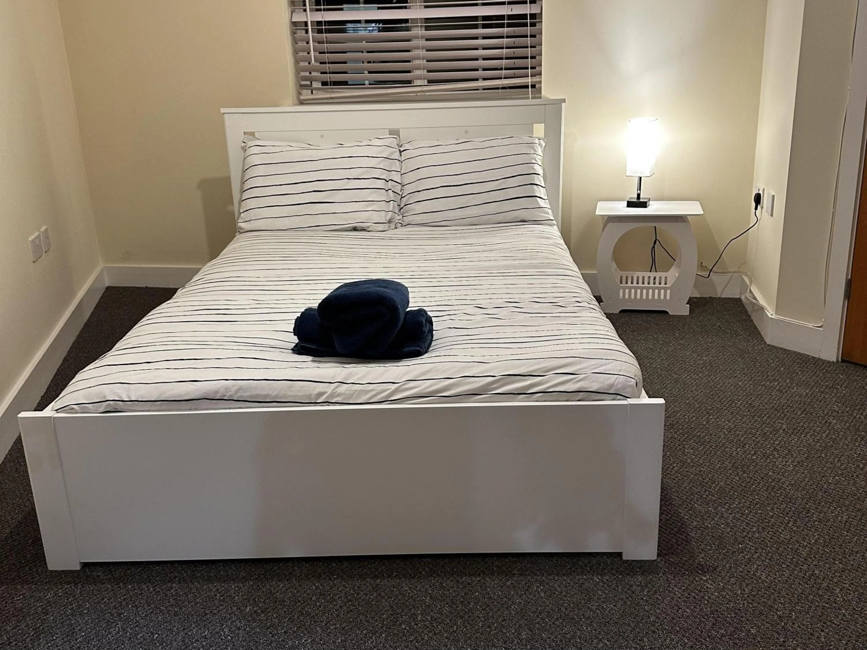 Photo of the whole room in Stunning 5-Bed House in Peterborough host 15 g
