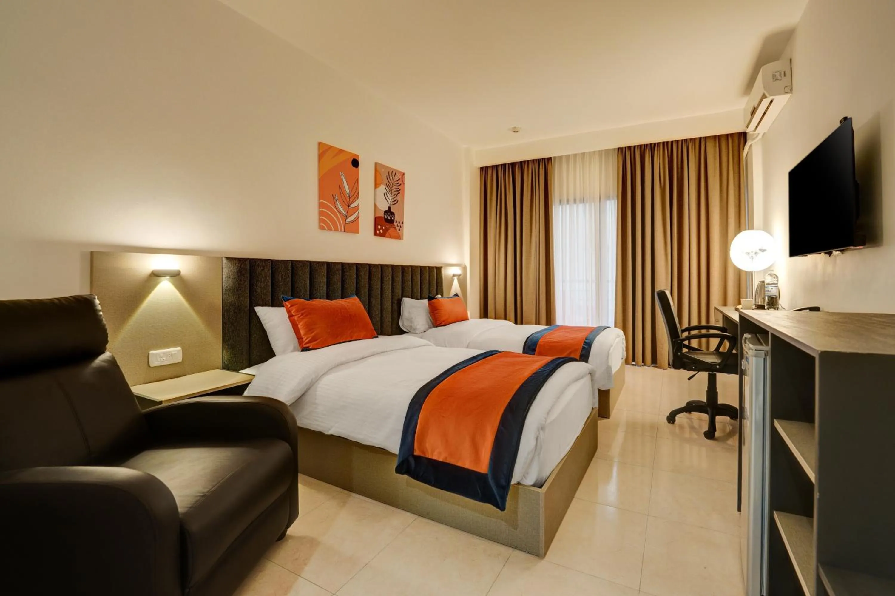 Communal lounge/ TV room, Bed in The Loft hotel By FHM