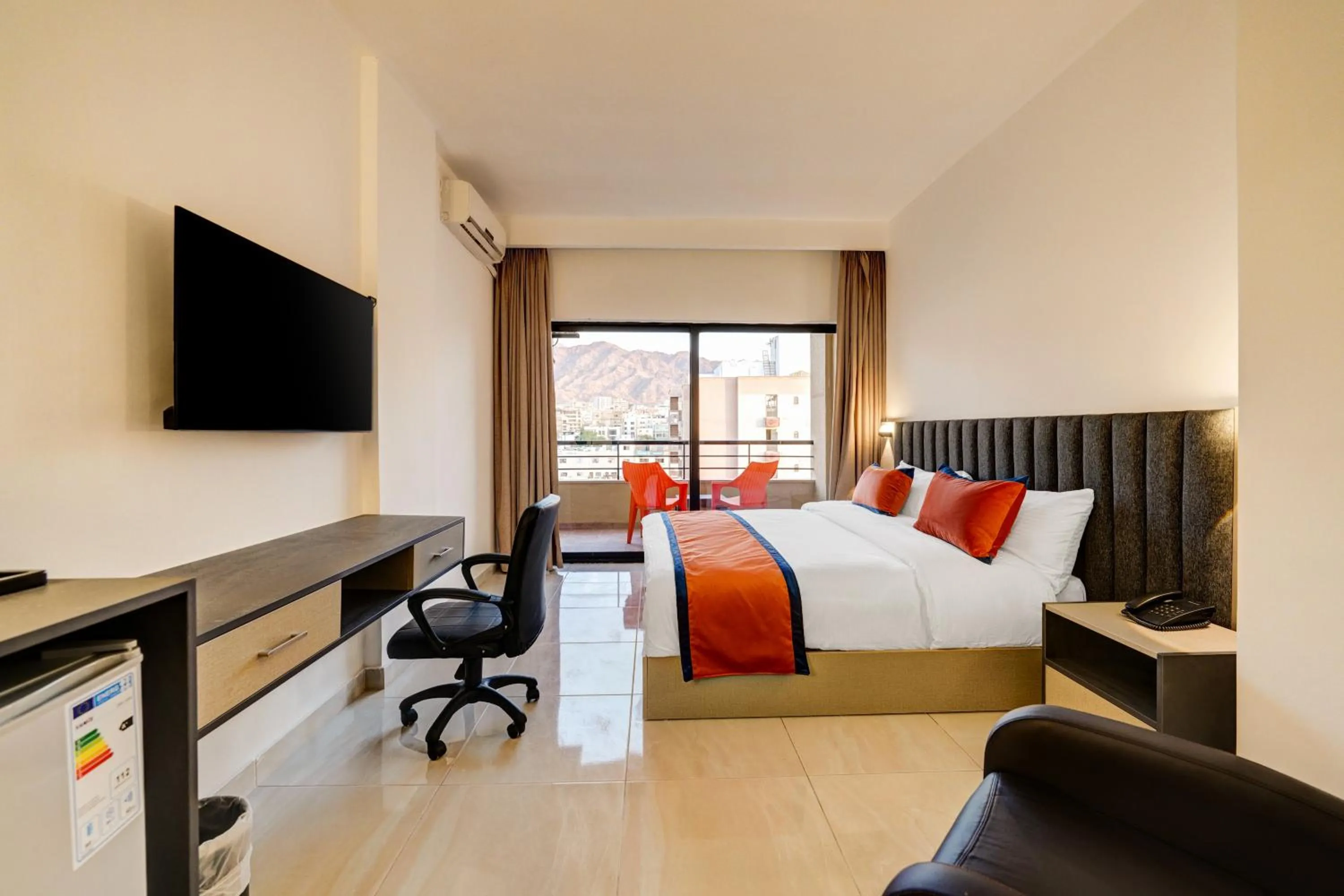 Communal lounge/ TV room, Bed in The Loft hotel By FHM