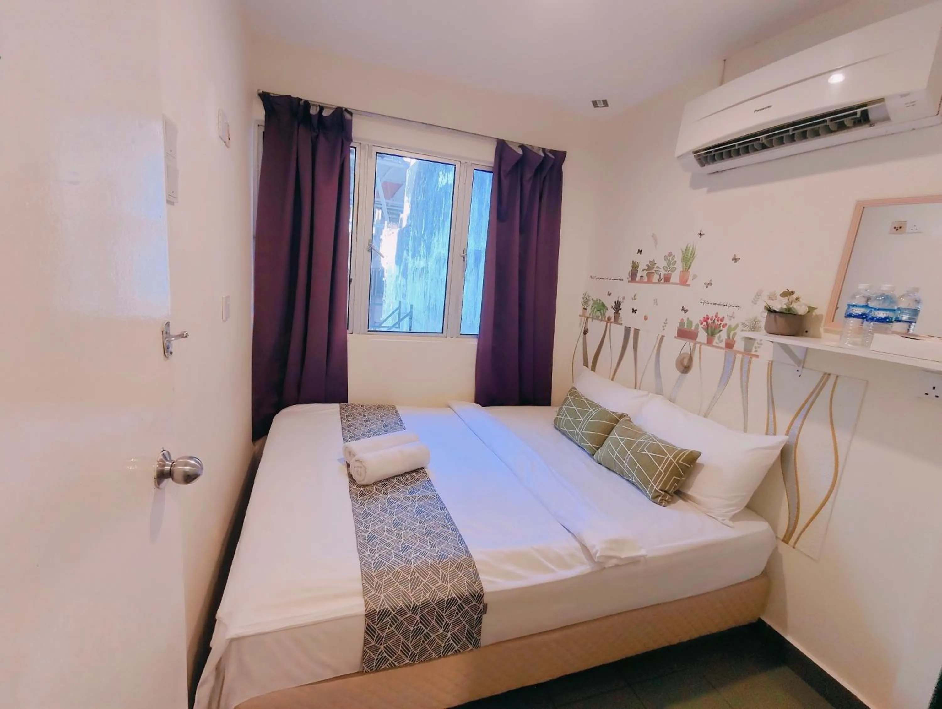 Bed in SCC Gateway Chinatown Hotel