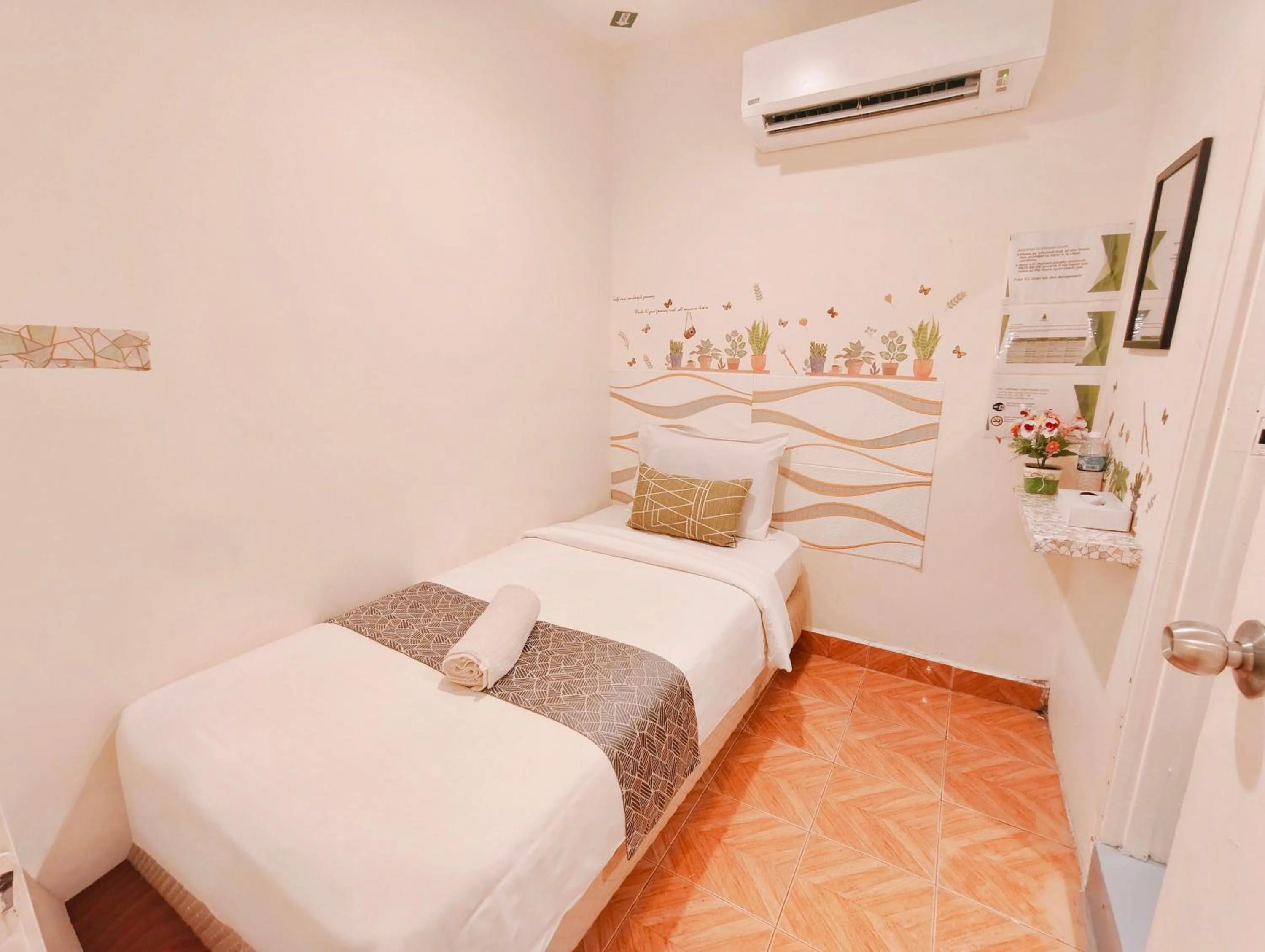 Bed in SCC Gateway Chinatown Hotel