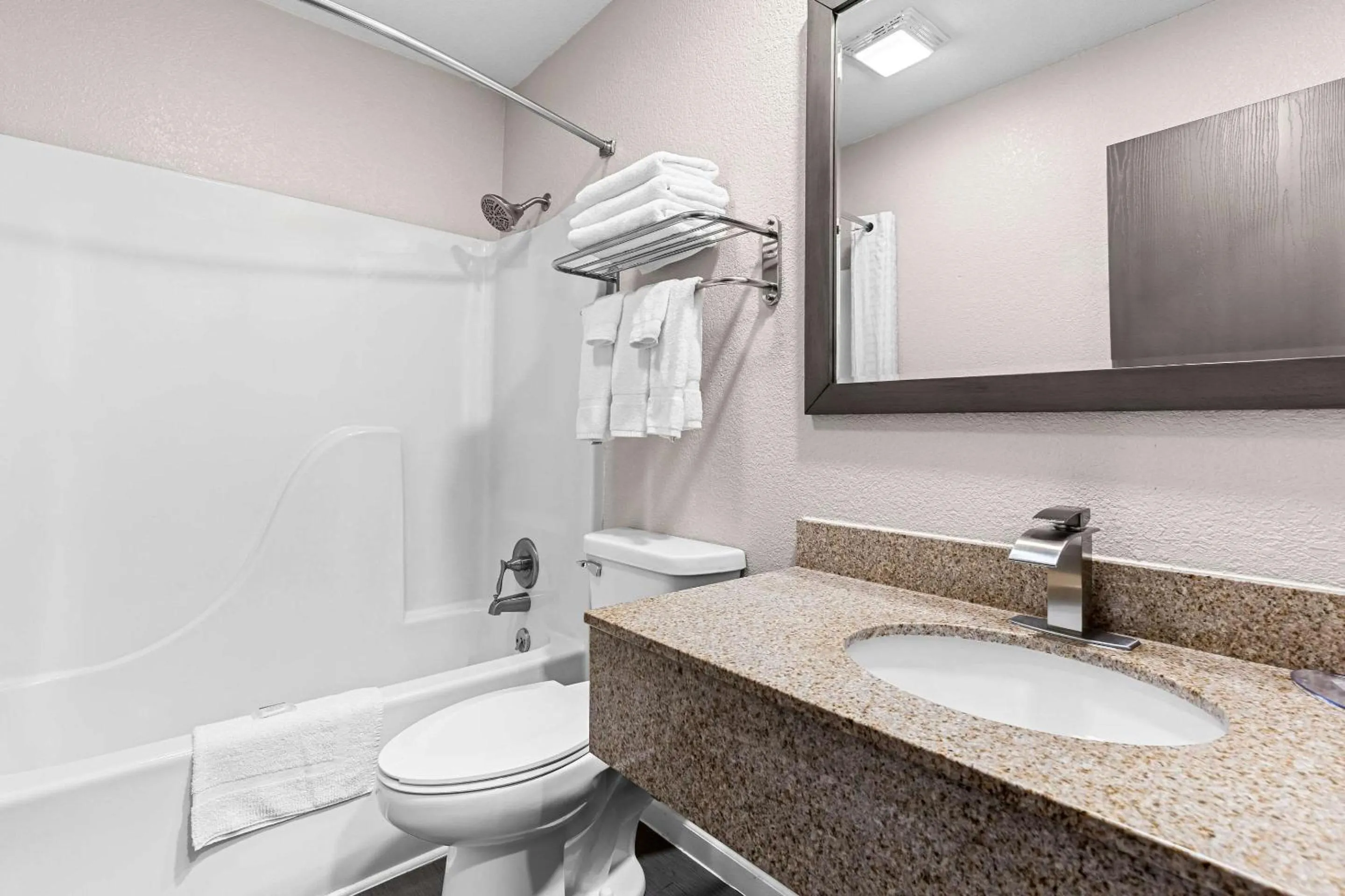 Bedroom in Quality Inn Oskaloosa