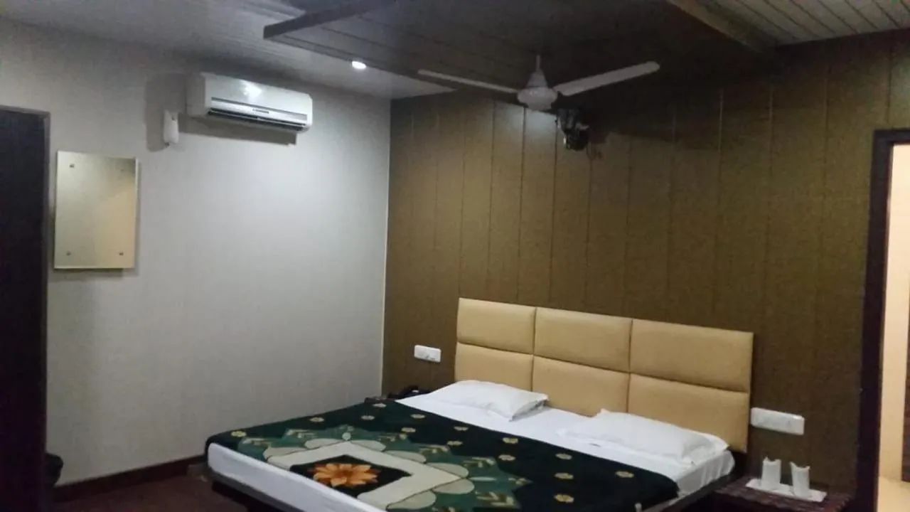 Bedroom, Bed in HOTEL SILVER STONE