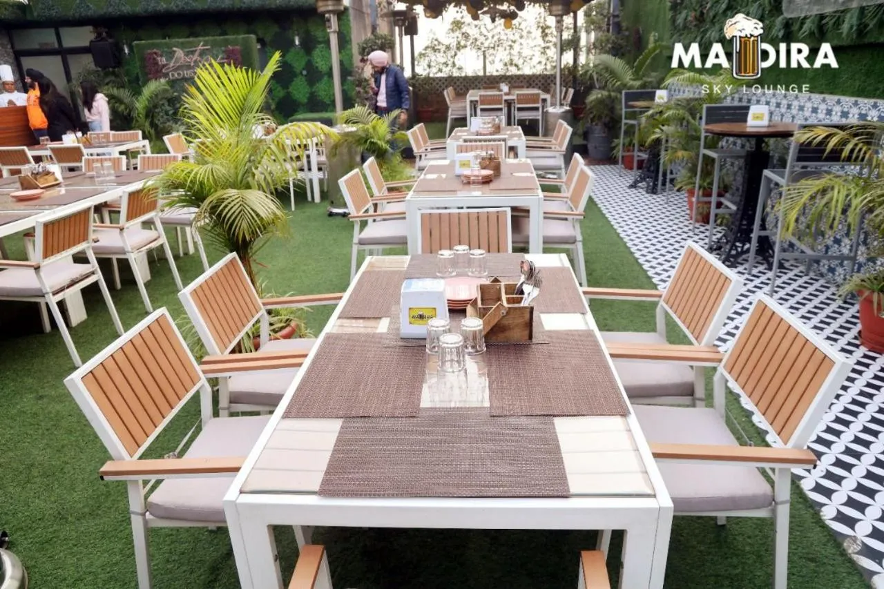 Restaurant/places to eat in HOTEL SILVER STONE