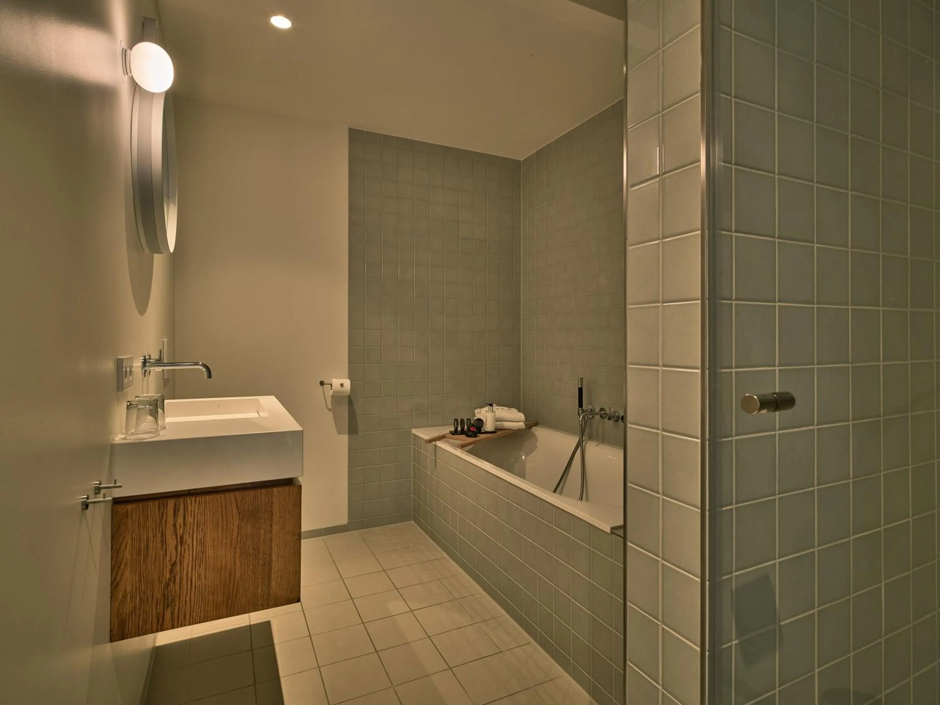 Shower in De Nederlanden, Restaurant & Boutique Hotel