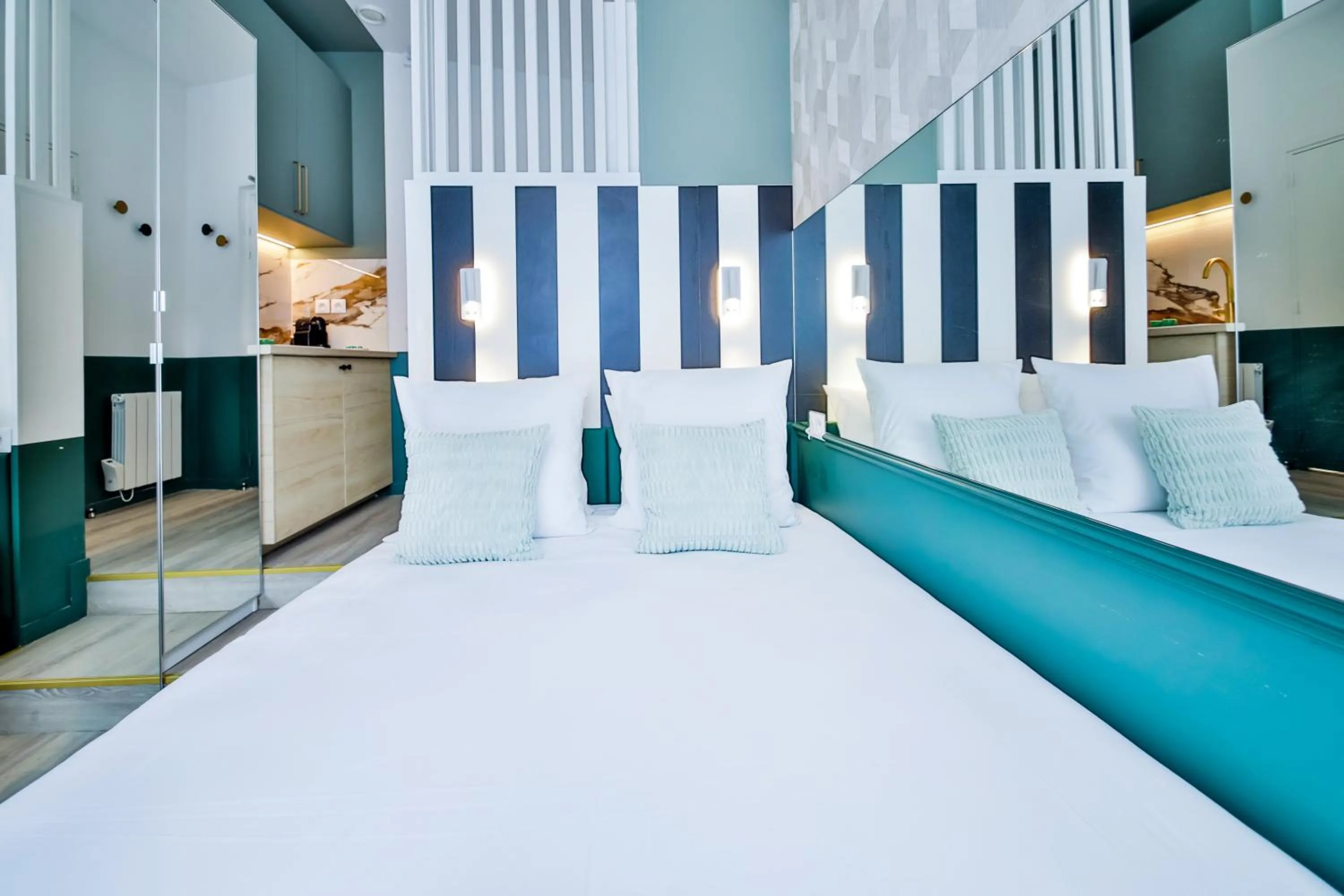 Photo of the whole room, Bed in WS Louvre - Casanova