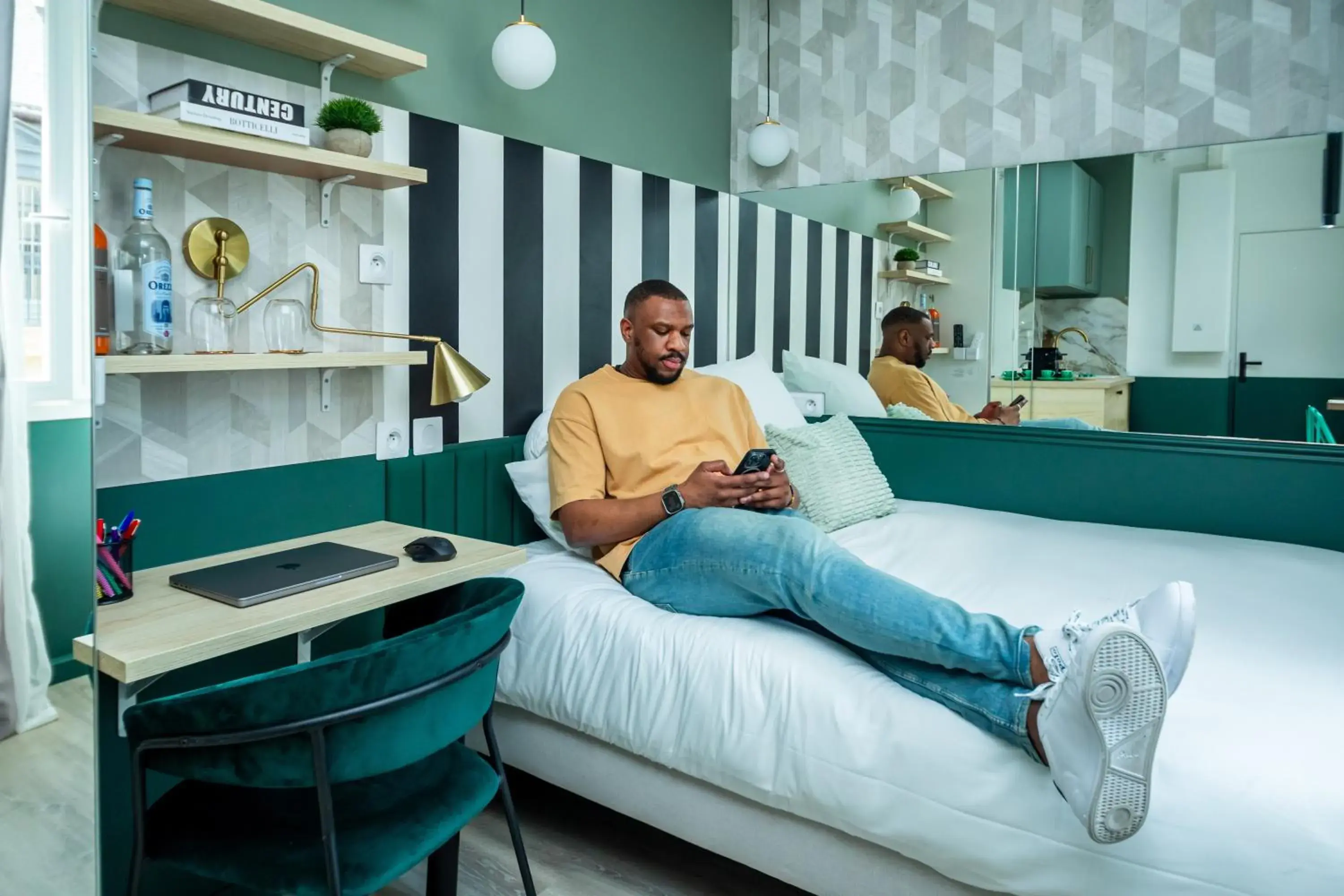 Seating area, Bed in WS Louvre - Casanova Seating area, Bed in WS Louvre - Casanova