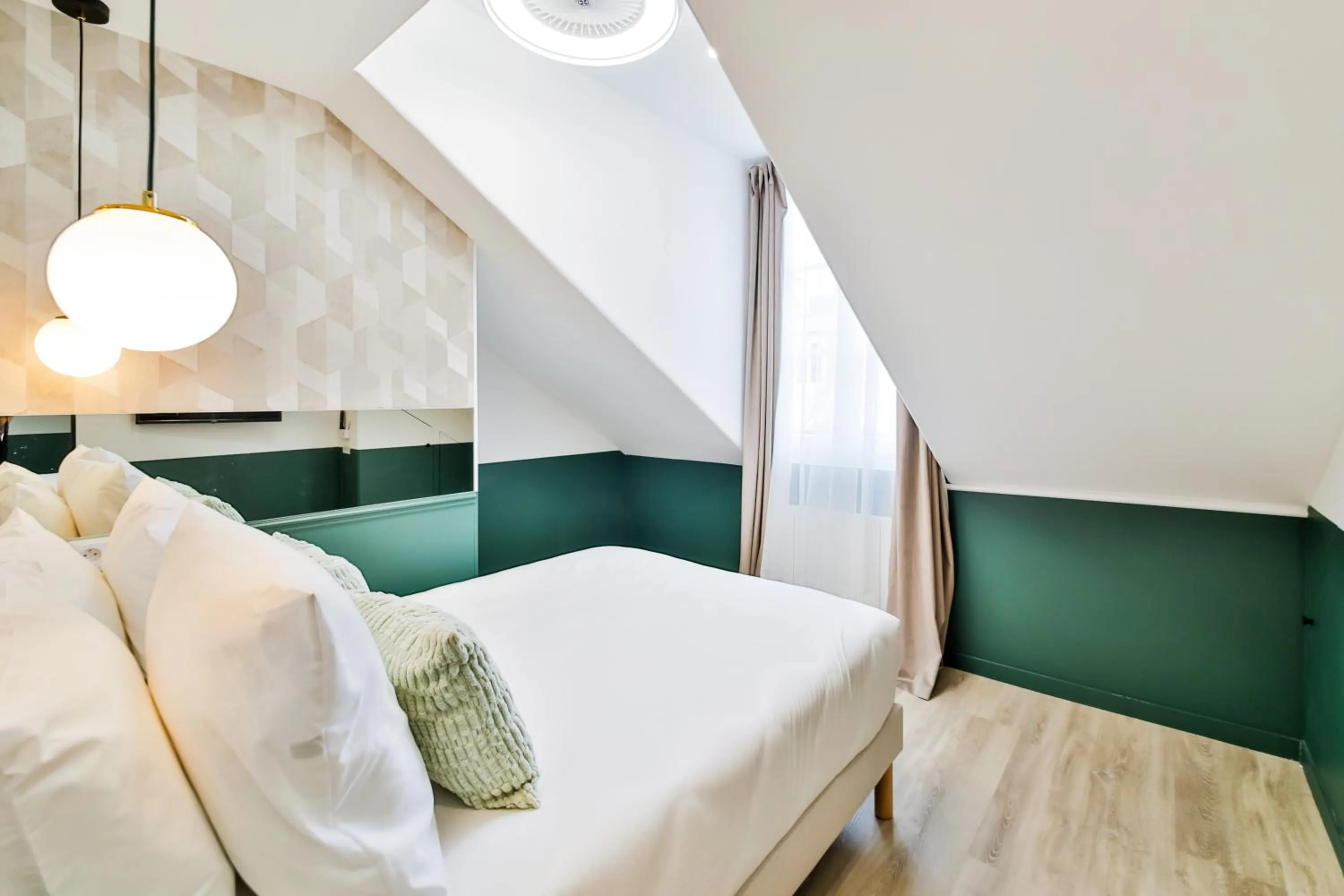 Photo of the whole room, Bed in WS Louvre - Casanova