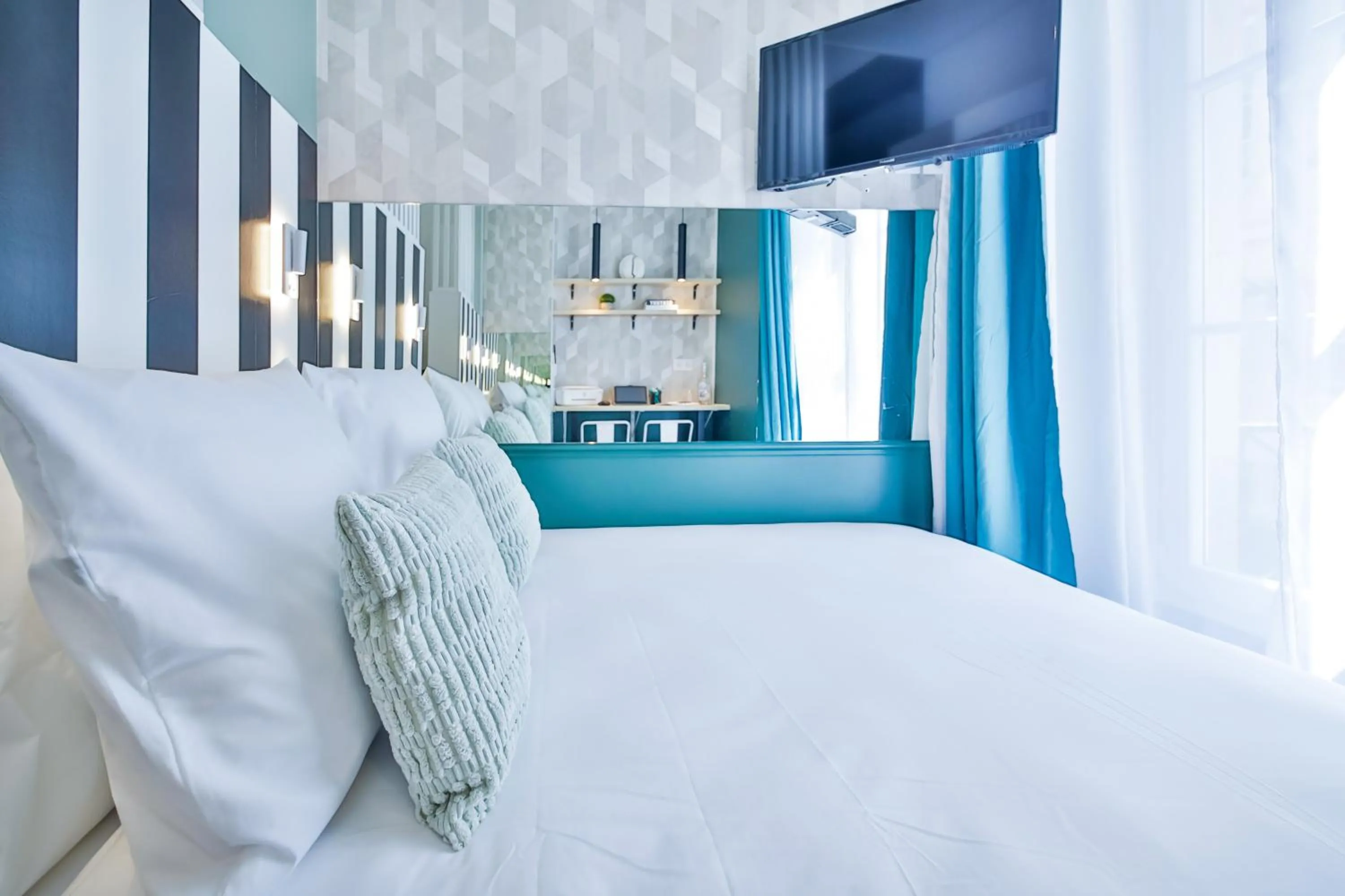 Bedroom, Bed in WS Louvre - Casanova