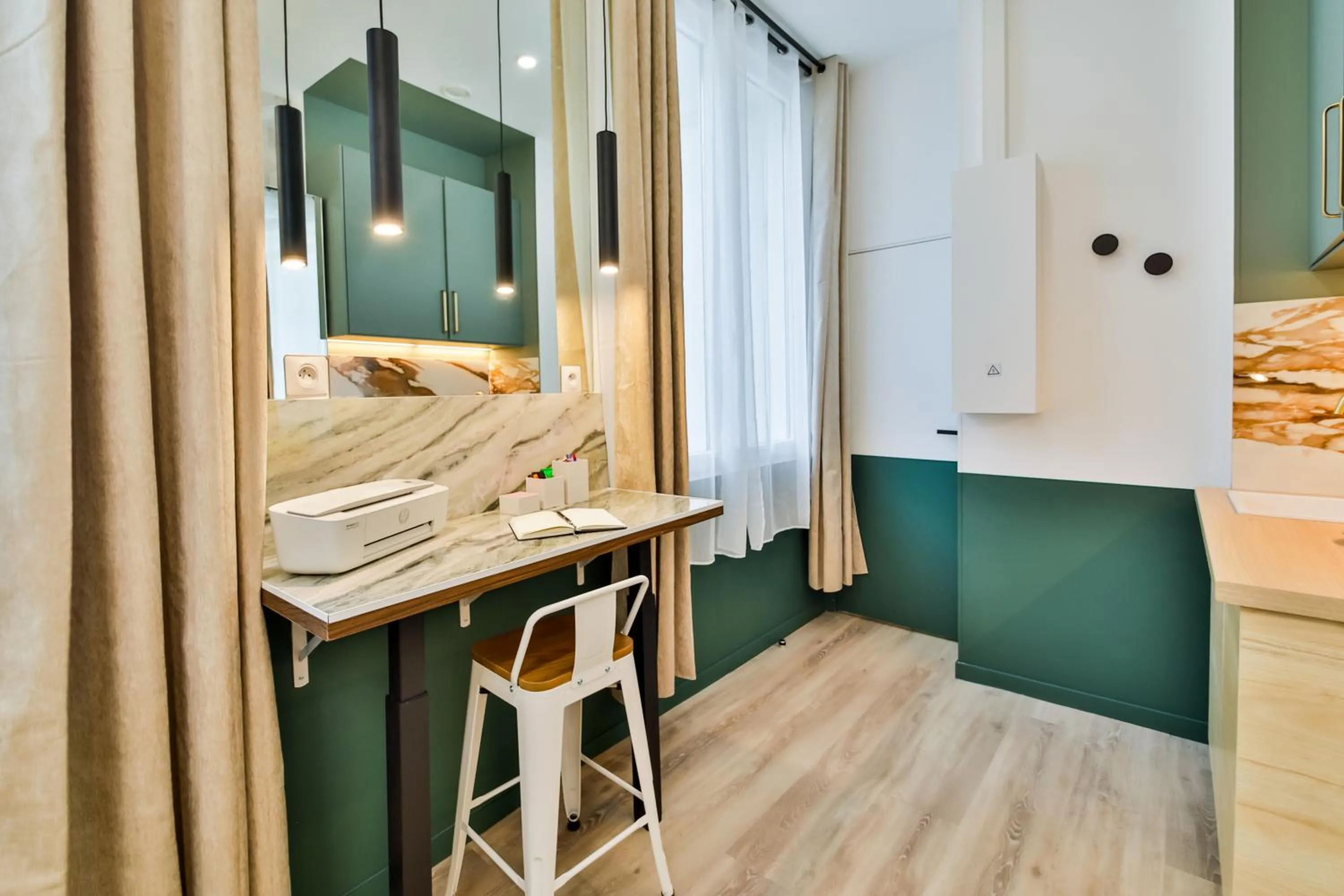 Photo of the whole room, Bed in WS Louvre - Casanova