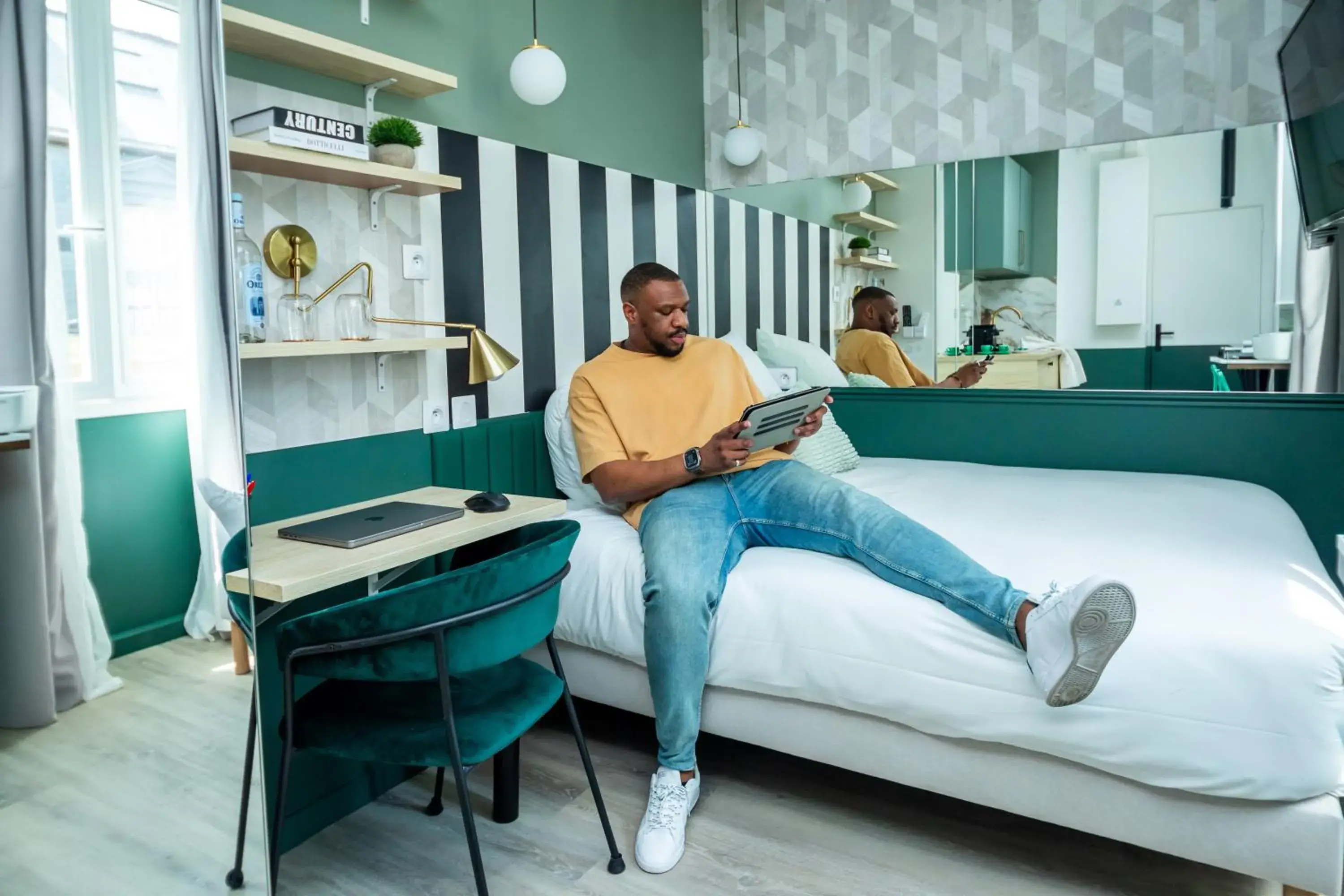 Seating area, Bed in WS Louvre - Casanova Seating area, Bed in WS Louvre - Casanova