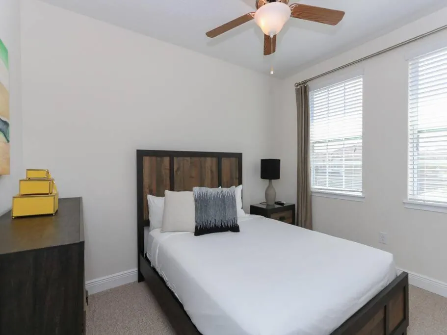 Bed in Luxurious Villa 9br Encore Resort near to Disney