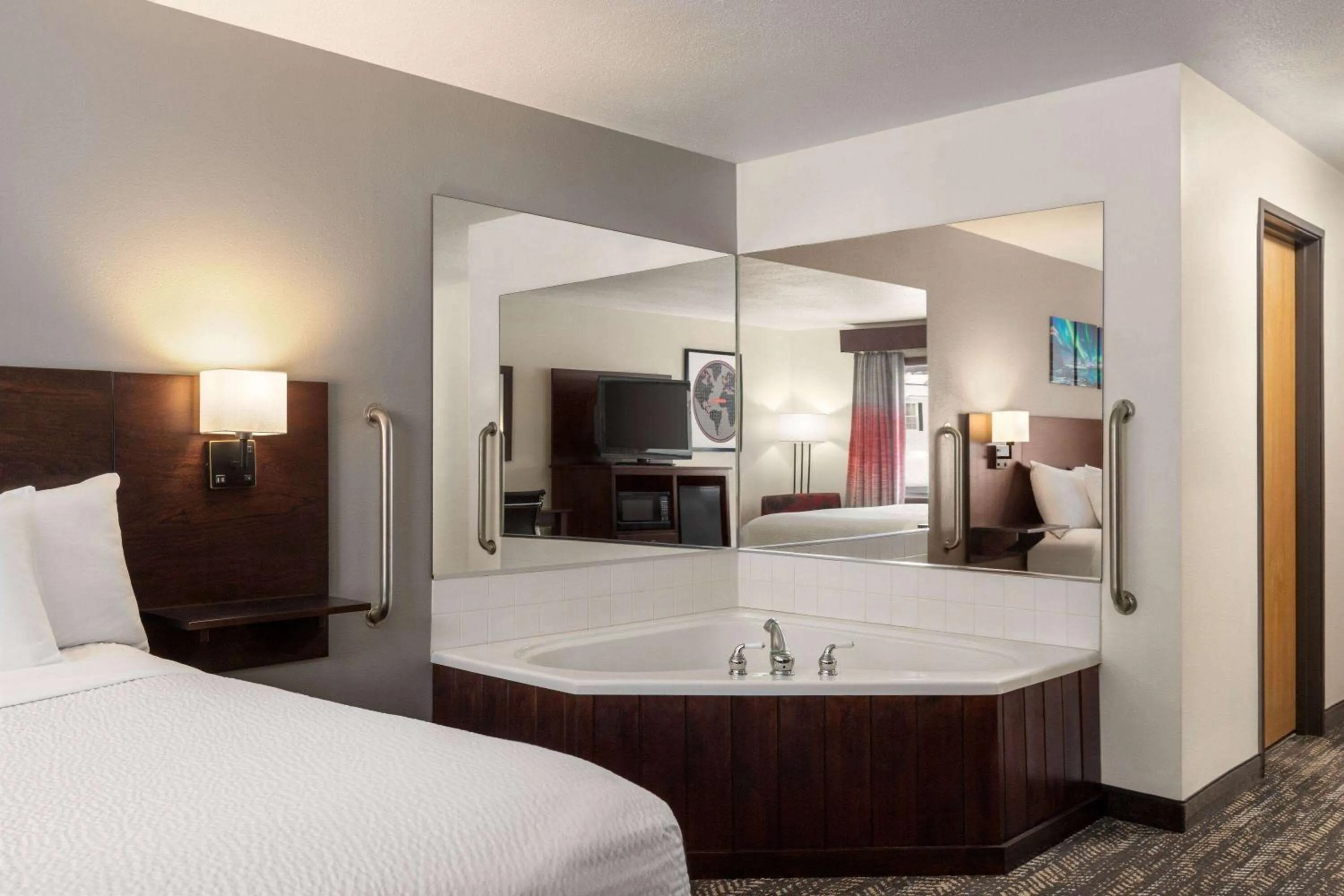 Hot Tub, Bed in Ramada by Wyndham Richland Center