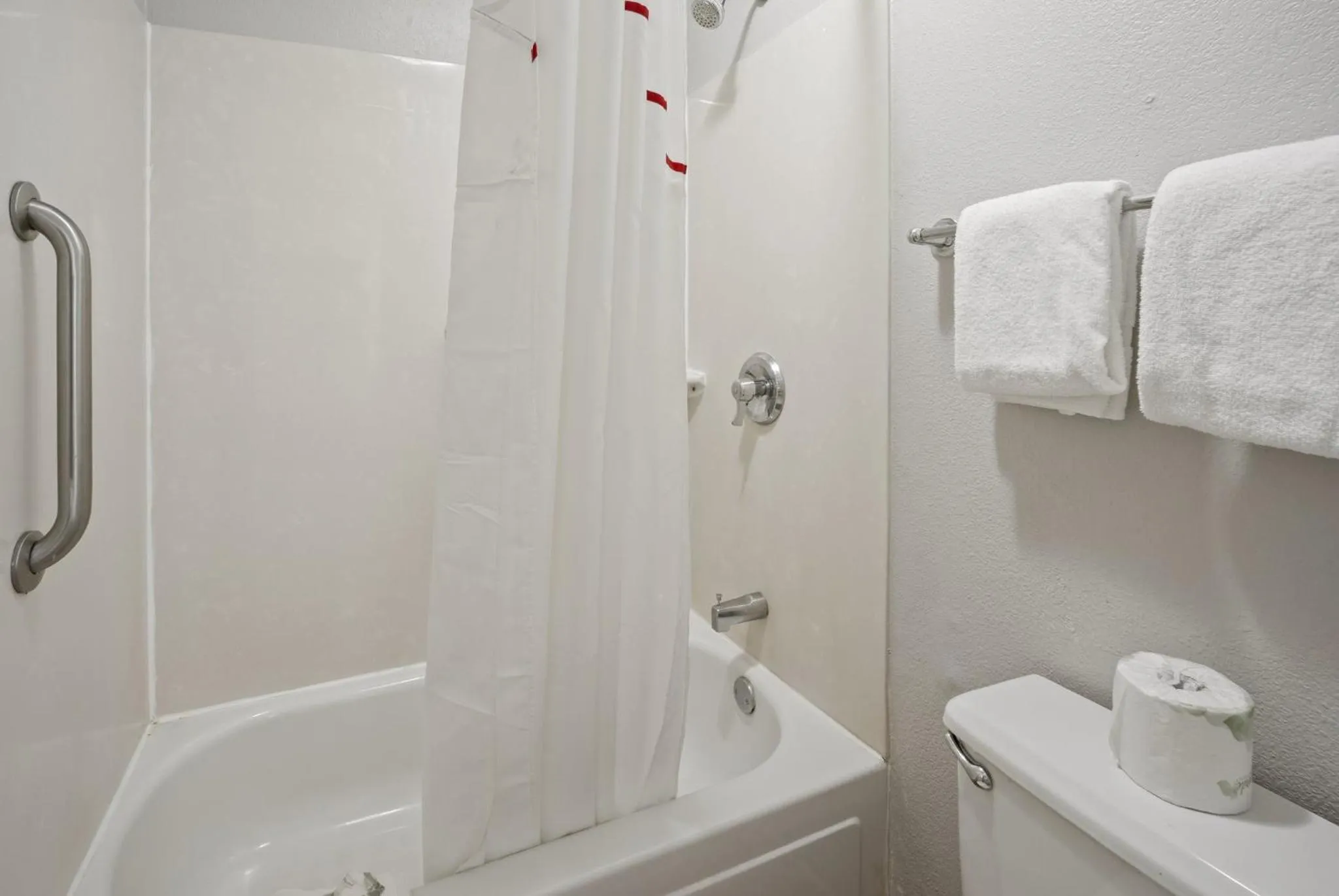 Bathroom in Red Roof Inn Greensboro Airport