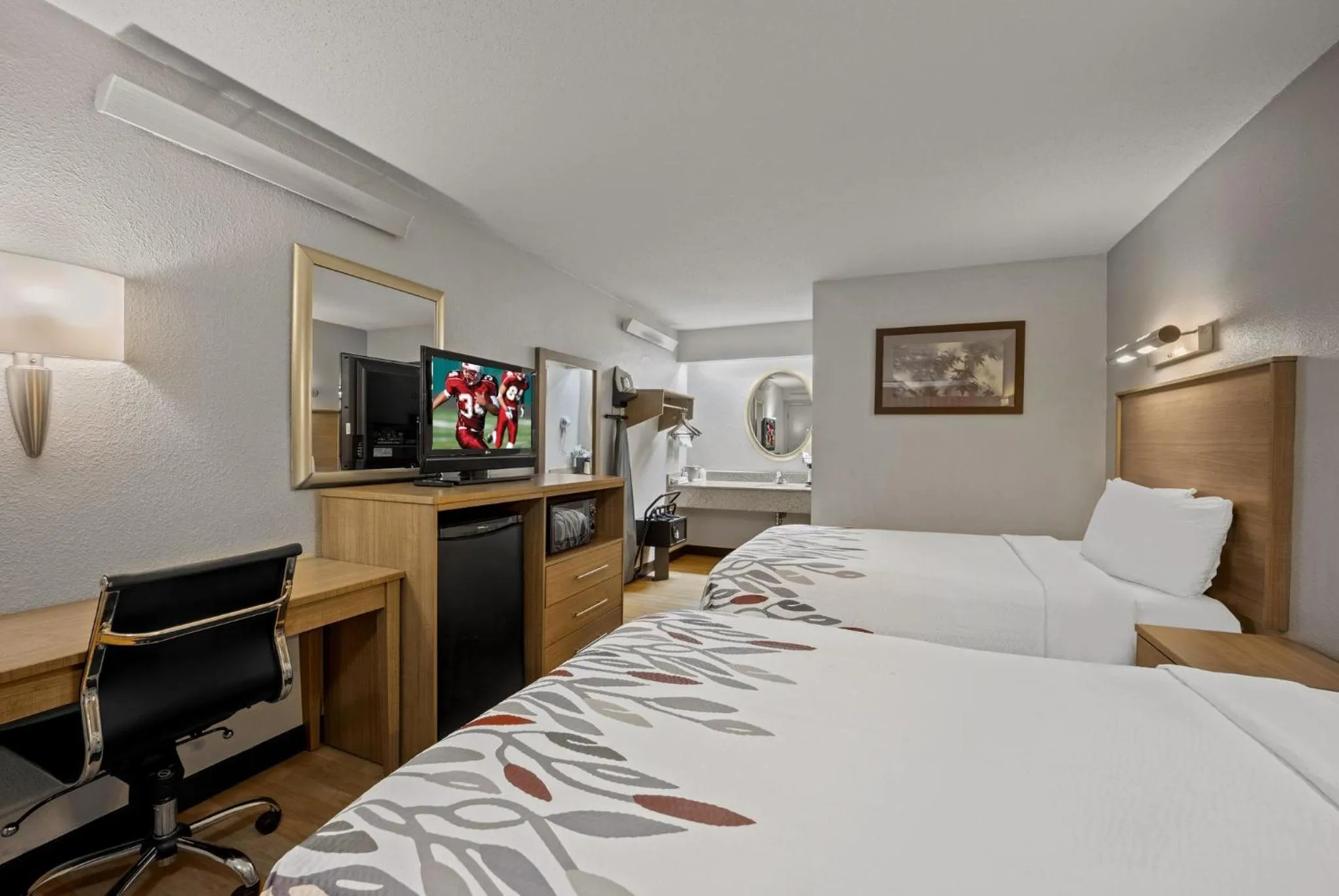 Bedroom, Bed in Red Roof Inn Greensboro Airport