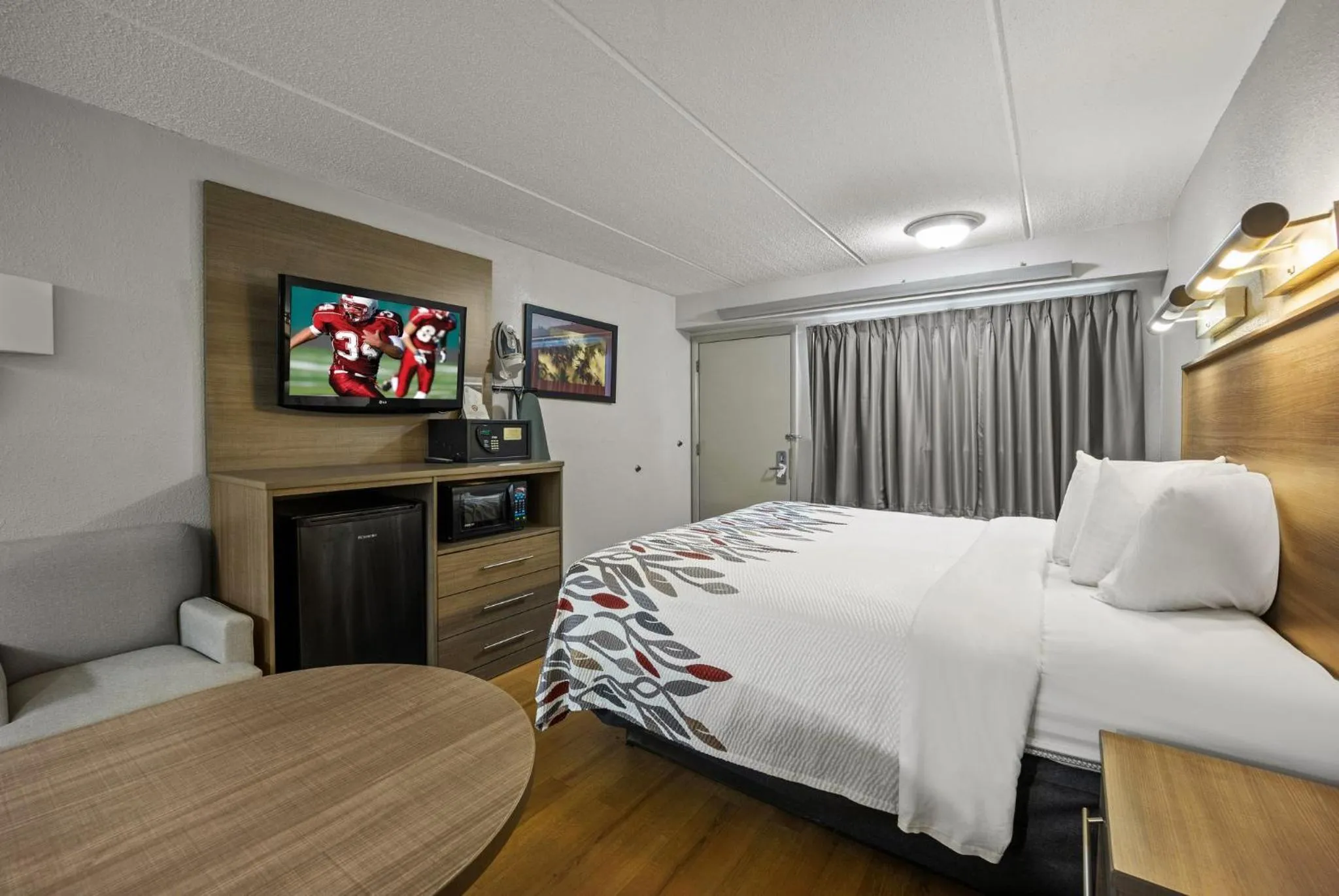 Bedroom, Bed in Red Roof Inn Greensboro Airport