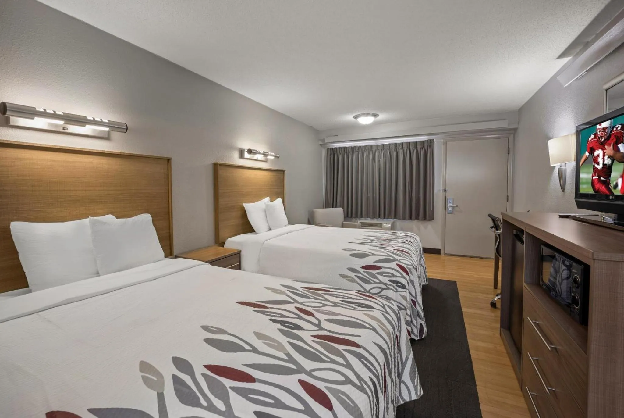 Bedroom, Bed in Red Roof Inn Greensboro Airport