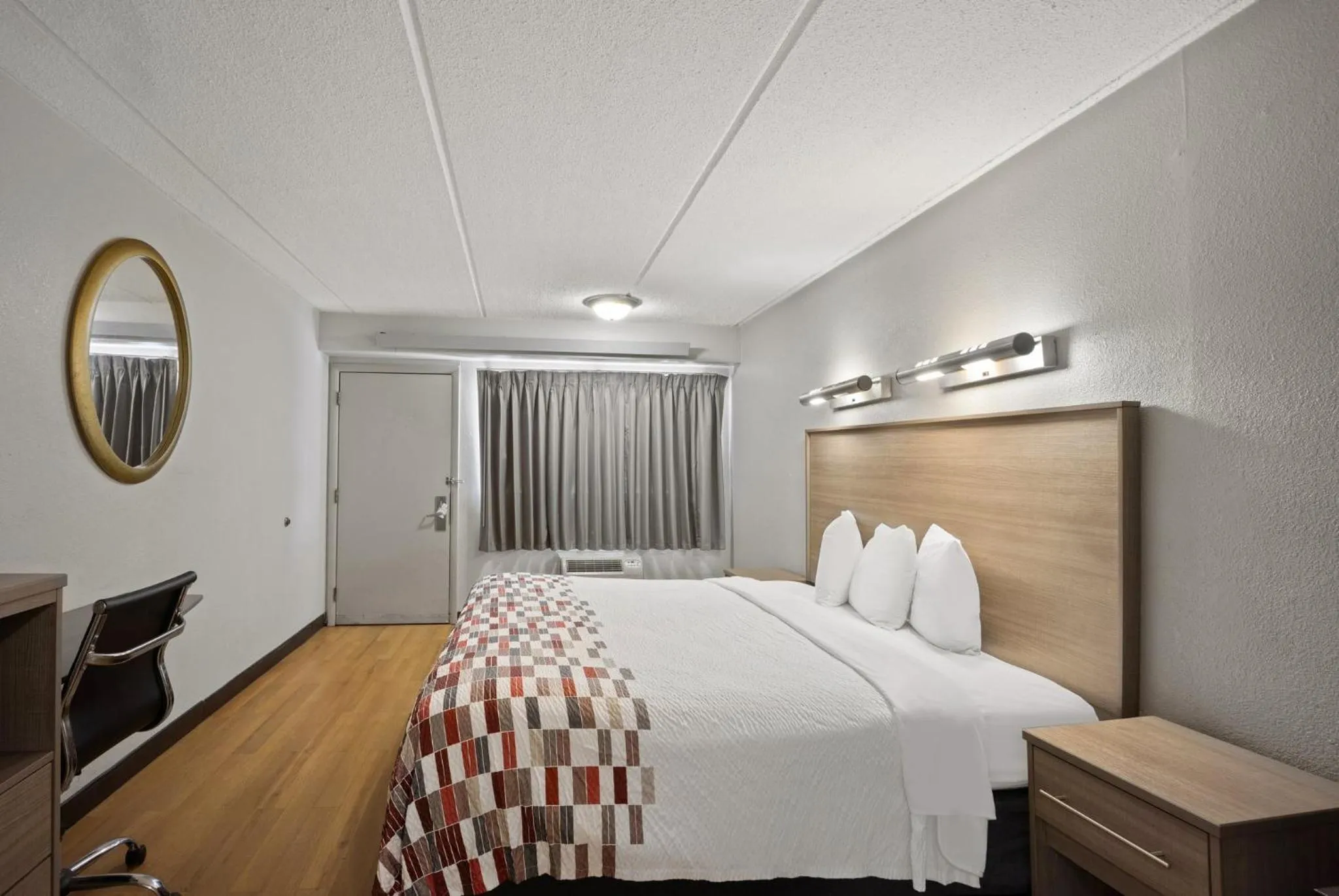 Bedroom, Bed in Red Roof Inn Greensboro Airport