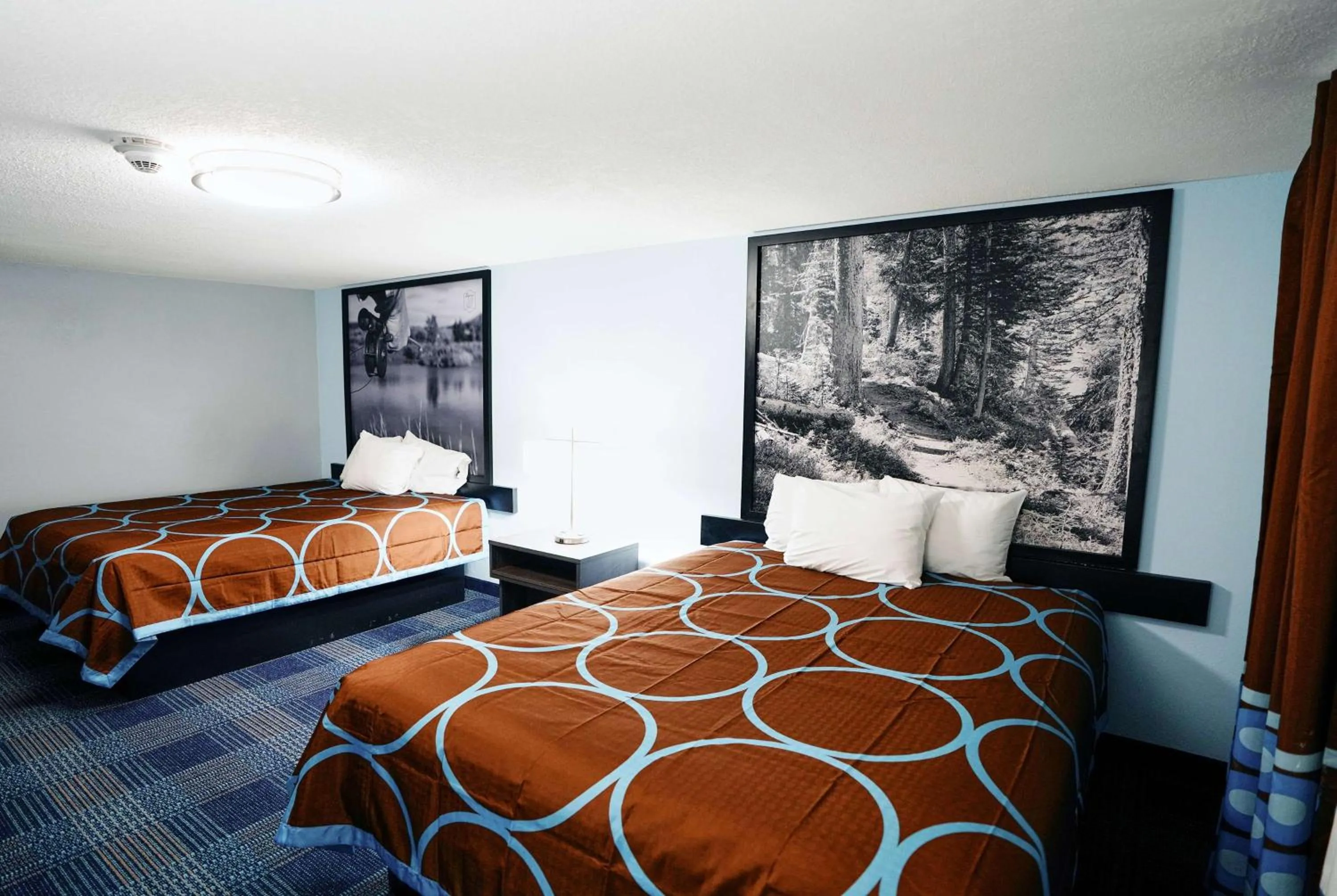 Photo of the whole room, Bed in Super 8 by Wyndham Pueblo