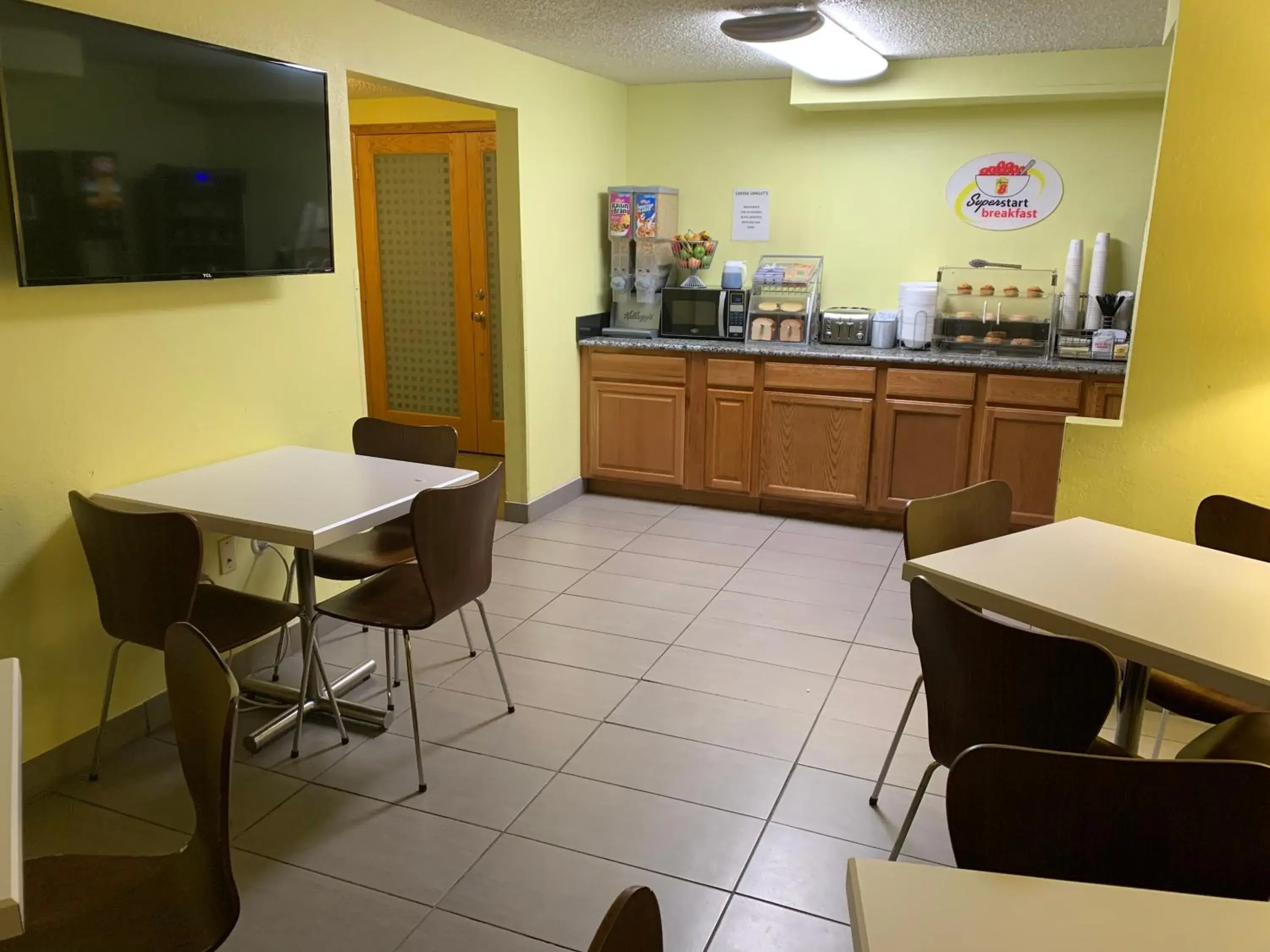 Dining area, Restaurant/Places to Eat in Super 8 by Wyndham Pueblo