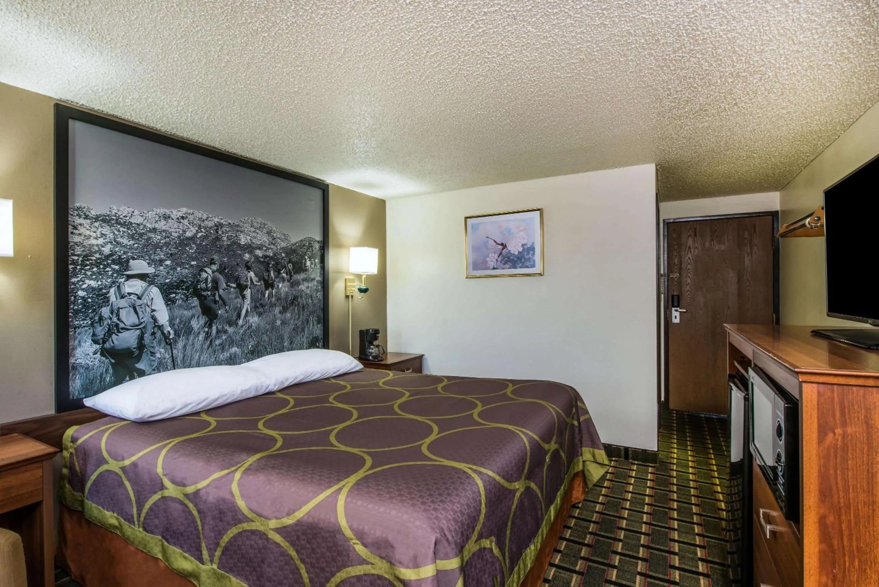 Photo of the whole room, Bed in Super 8 by Wyndham Pueblo