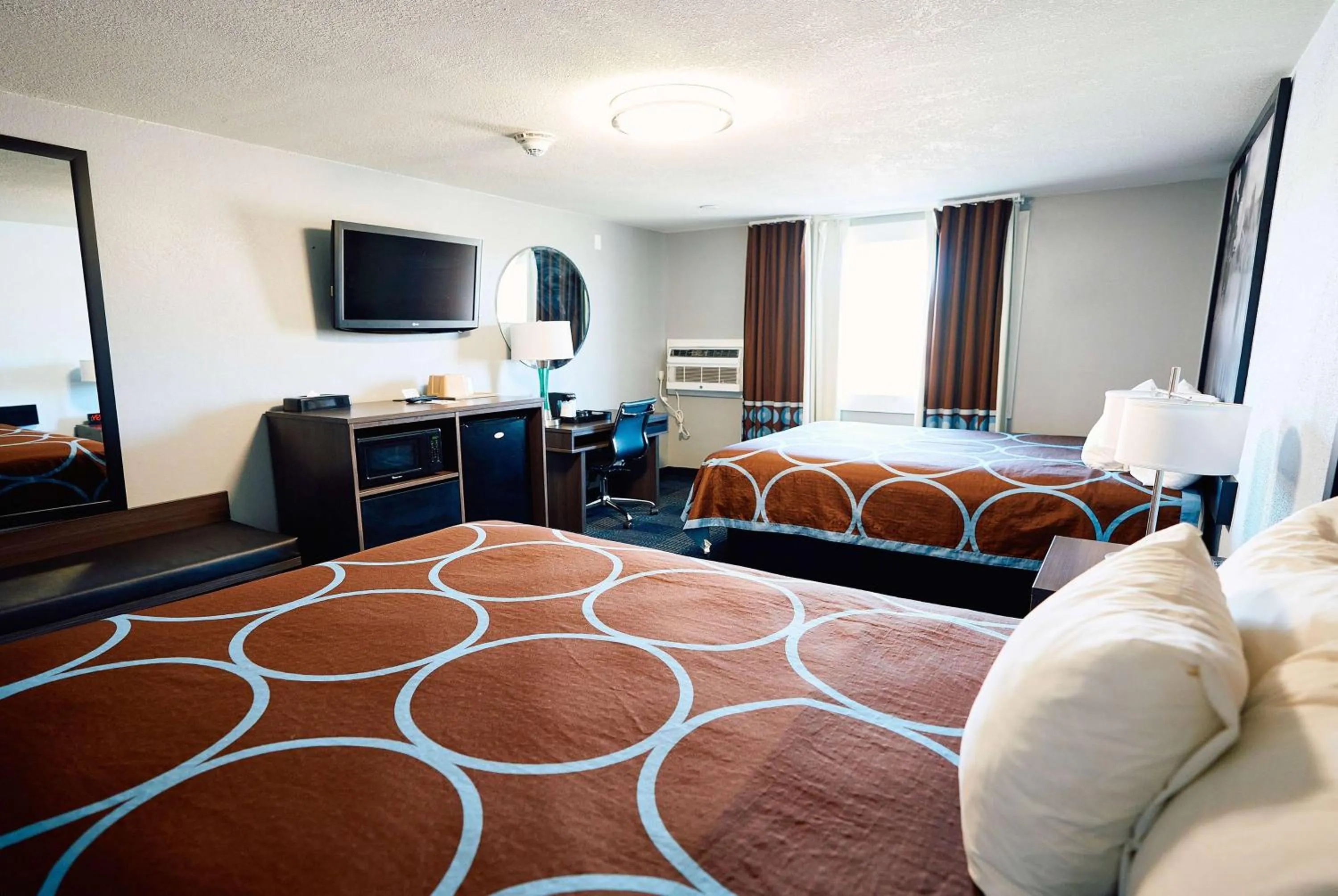 Photo of the whole room, Bed in Super 8 by Wyndham Pueblo