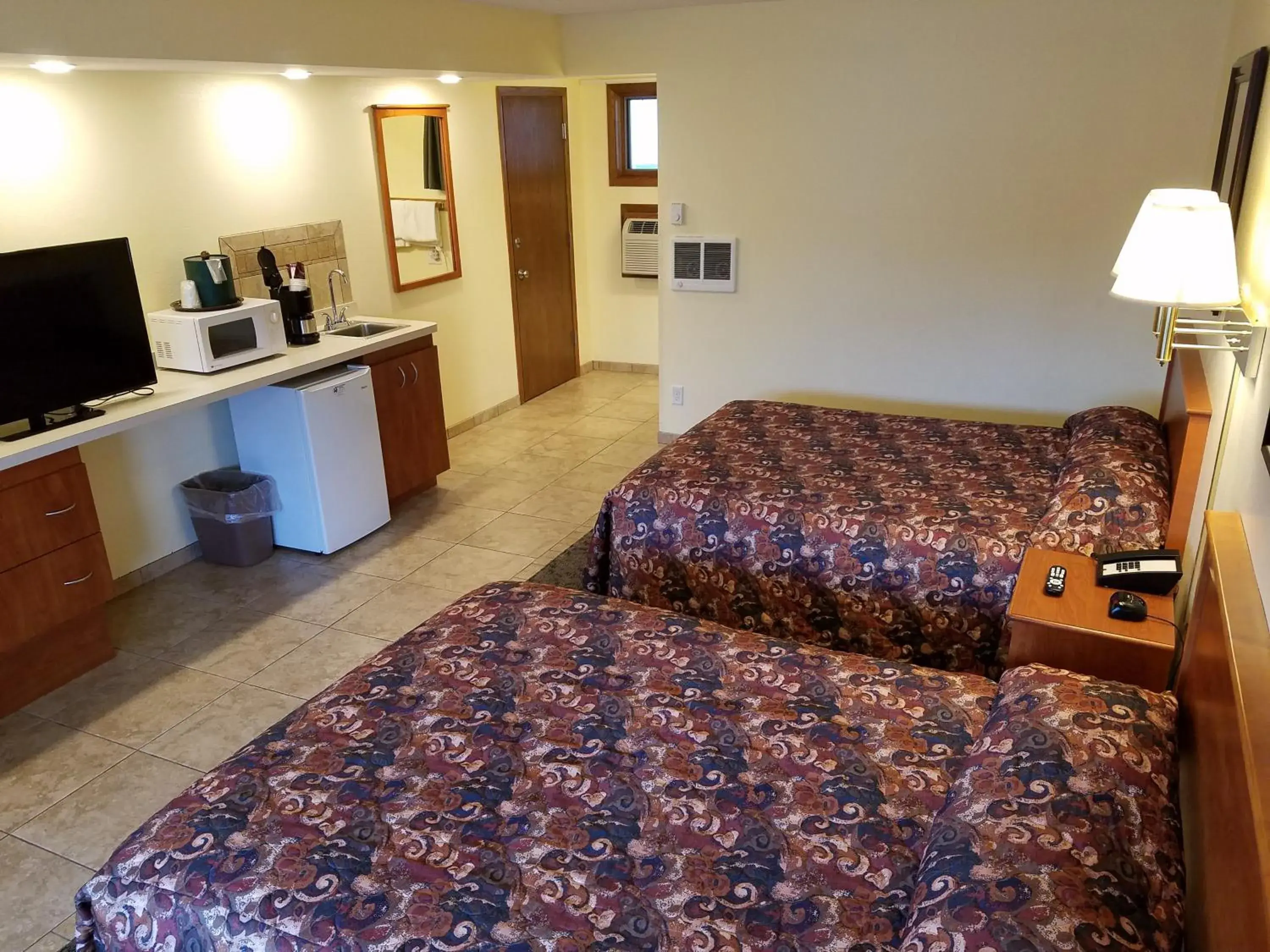 Queen Room with Two Queen Beds in Black Hawk Motel & Suites Queen Room with Two Queen Beds in Black Hawk Motel & Suites