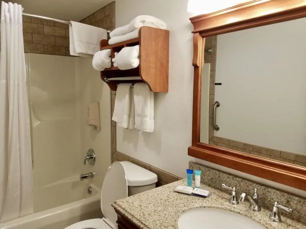 Shower in Black Hawk Motel & Suites