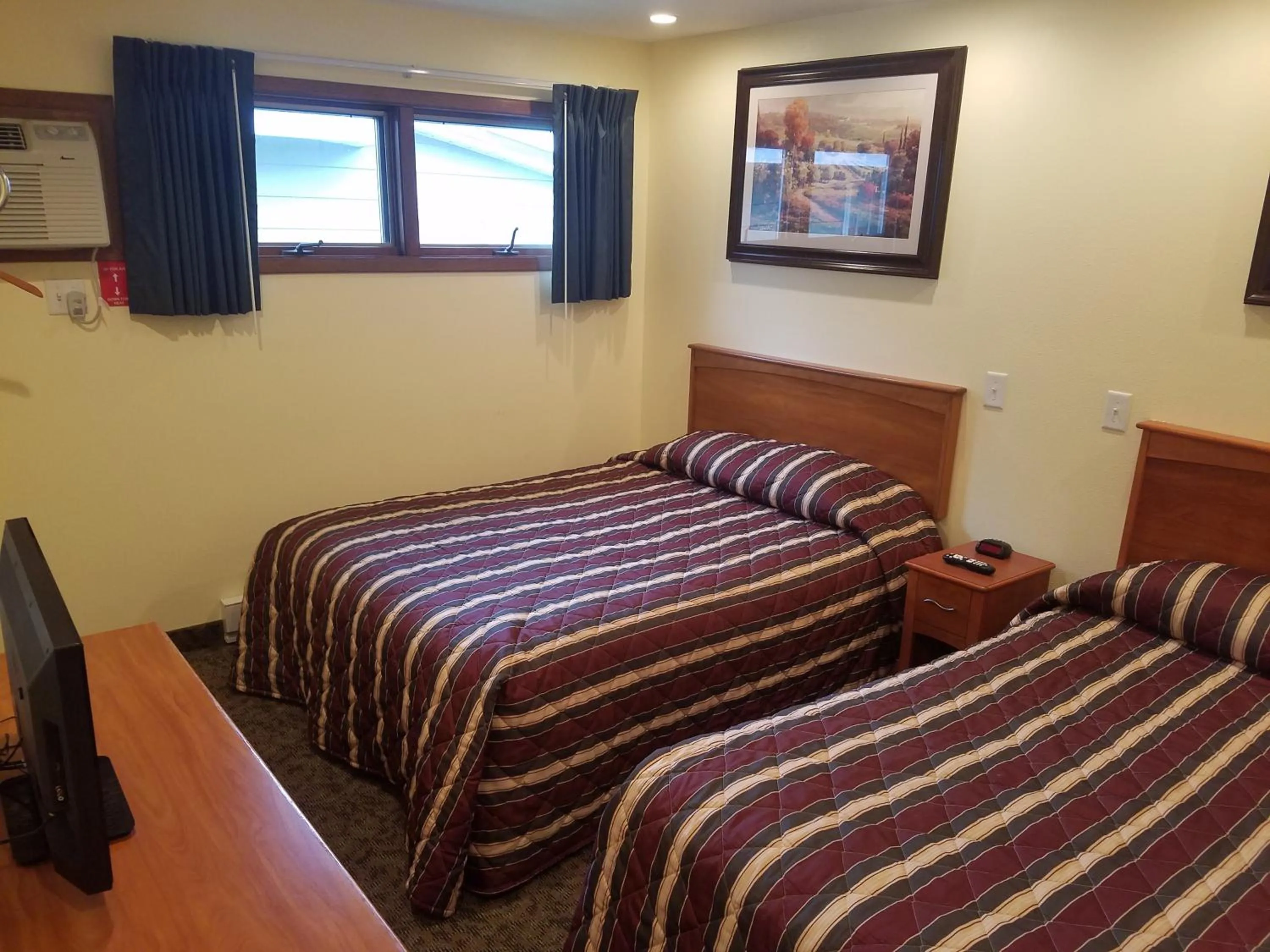 Bed in Black Hawk Motel & Suites