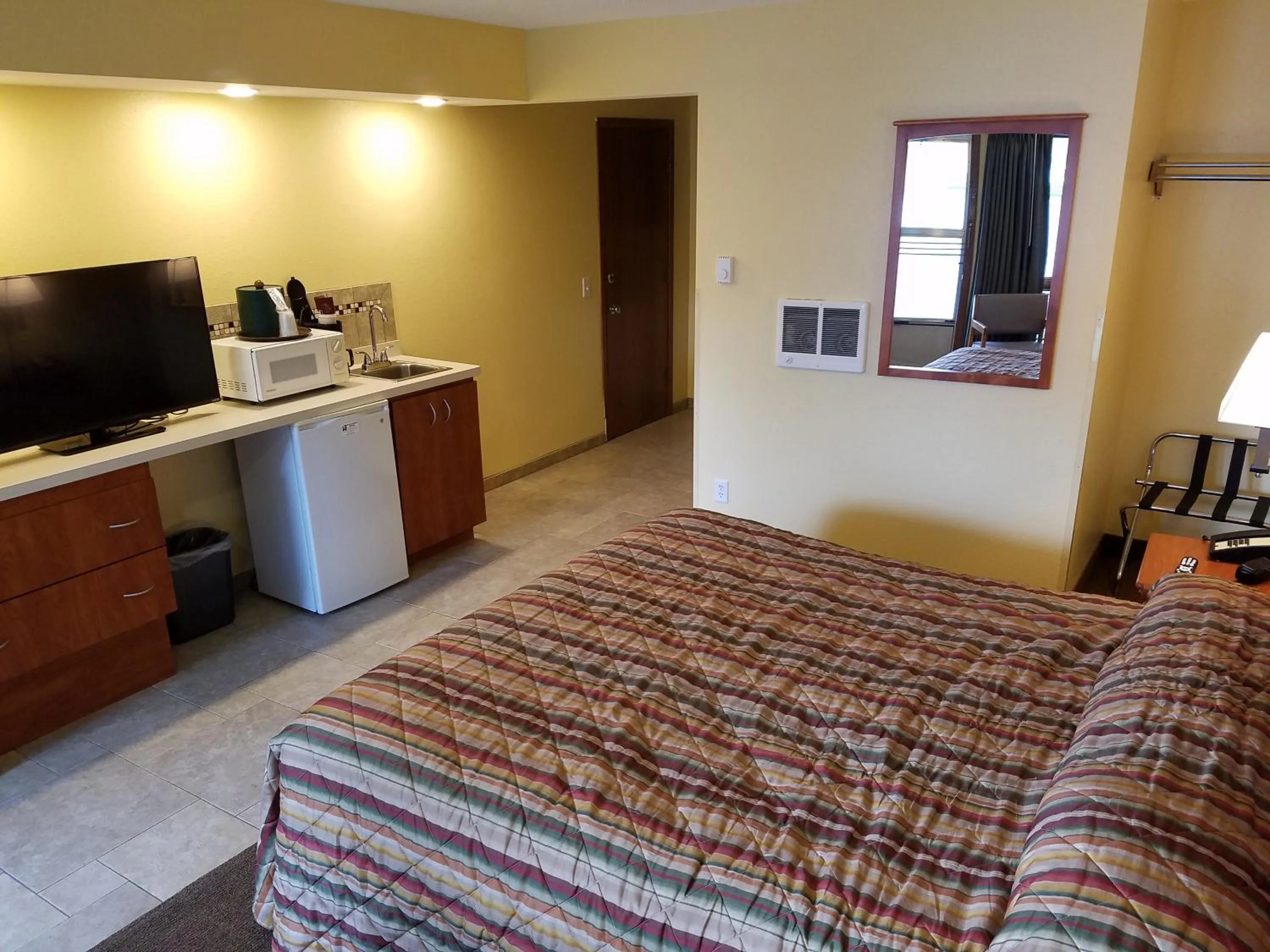 Bed in Black Hawk Motel & Suites