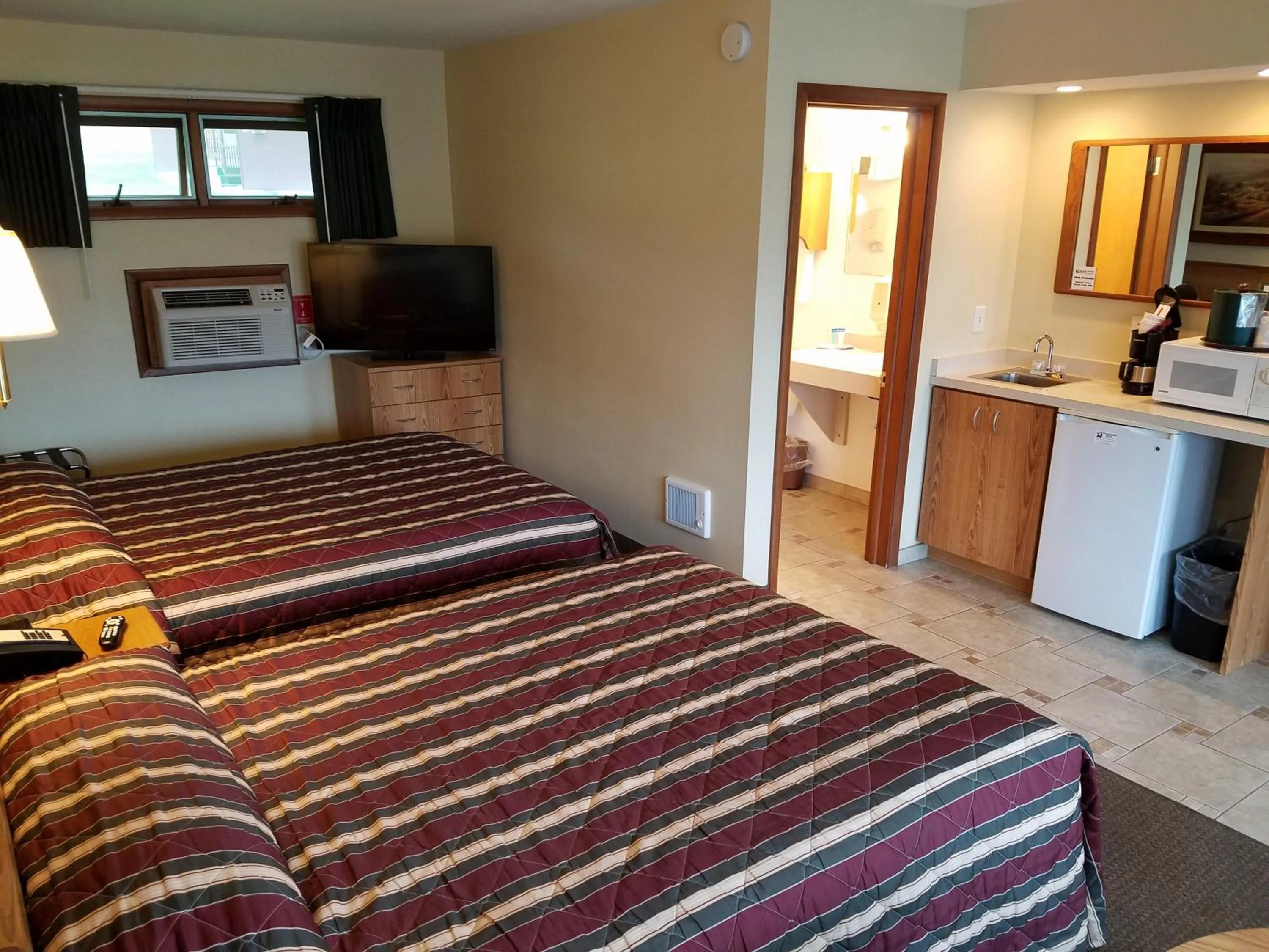 Bed in Black Hawk Motel & Suites