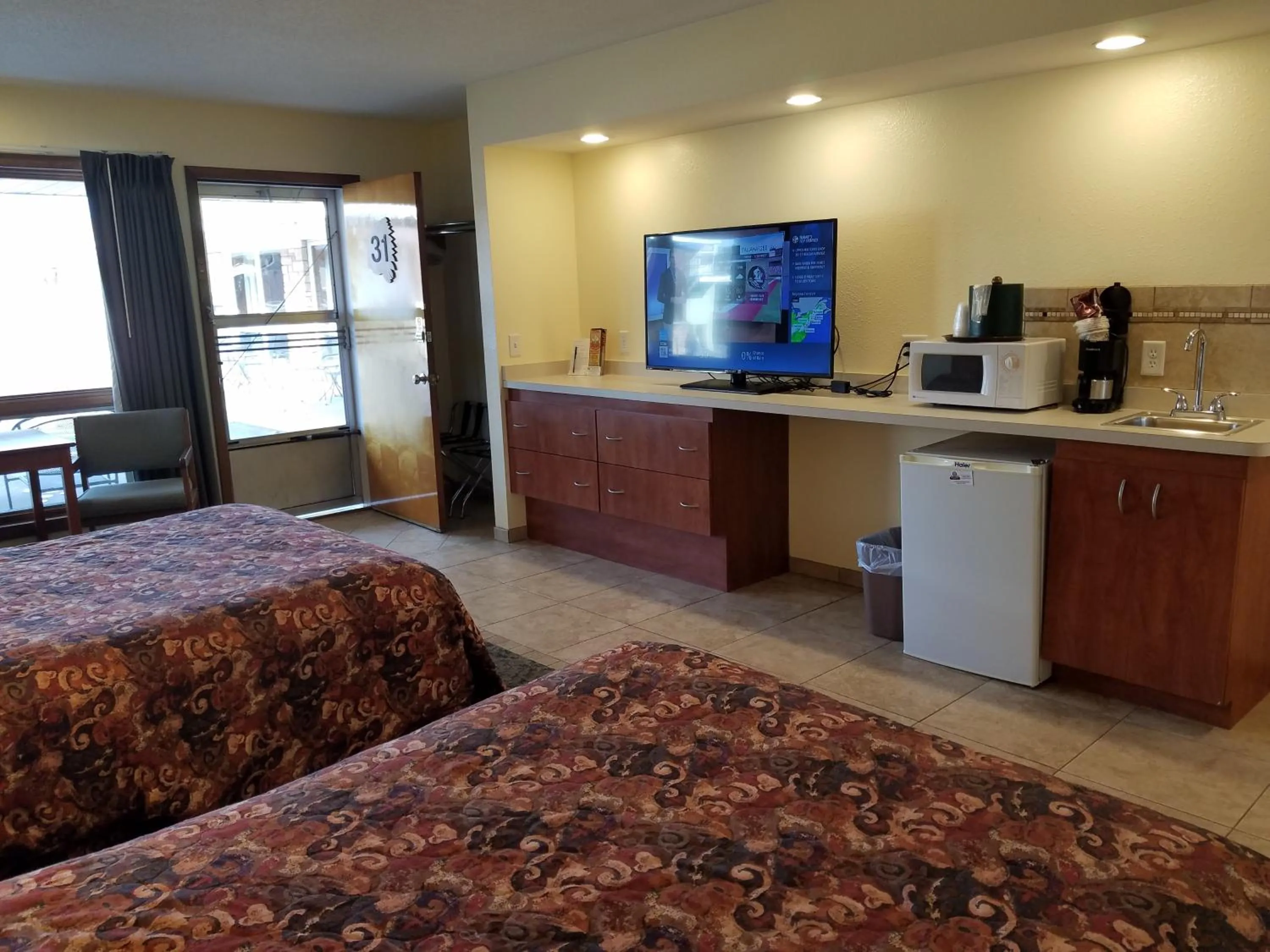 Bed in Black Hawk Motel & Suites