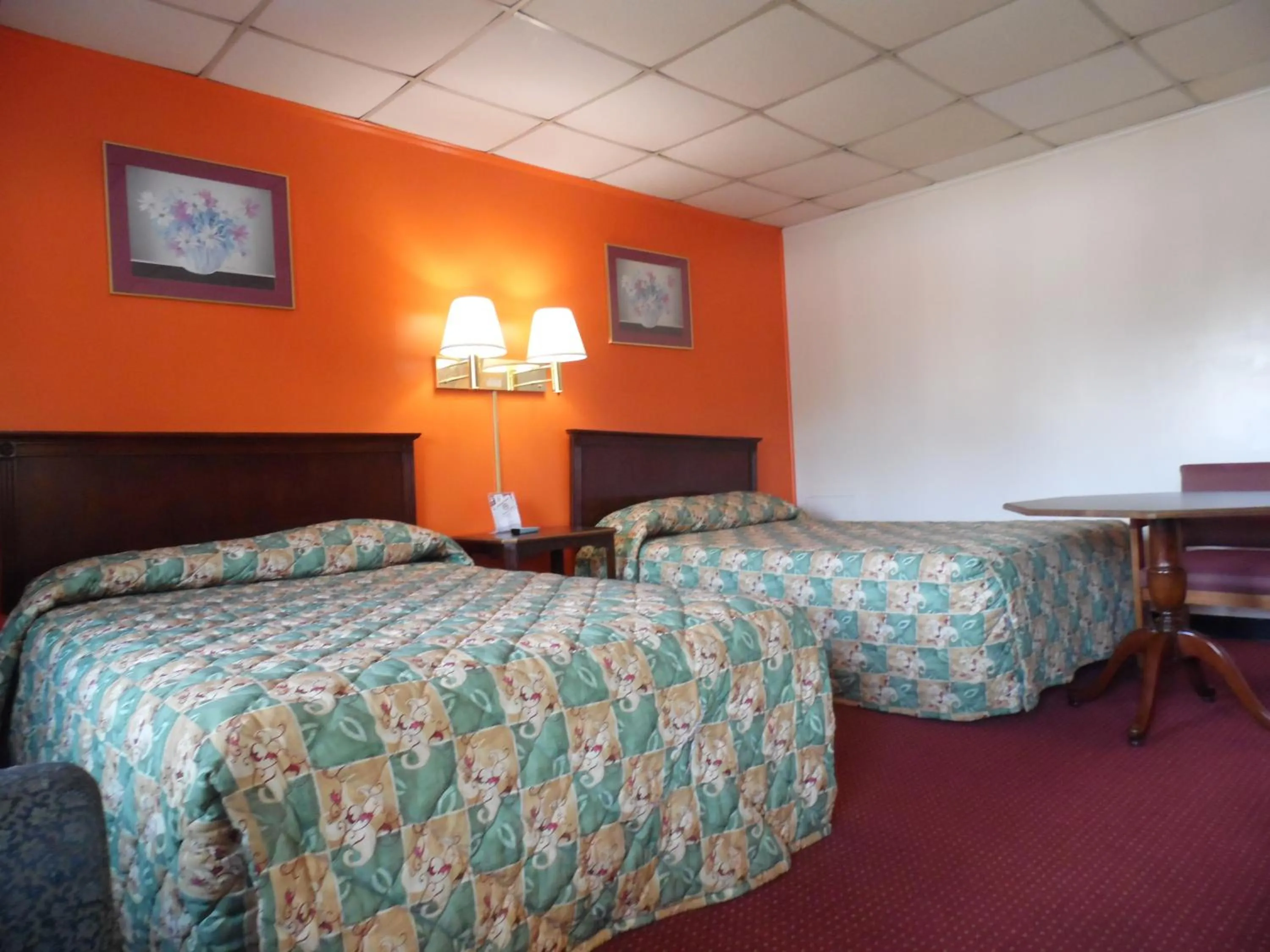 Bed in Tazewell Motel