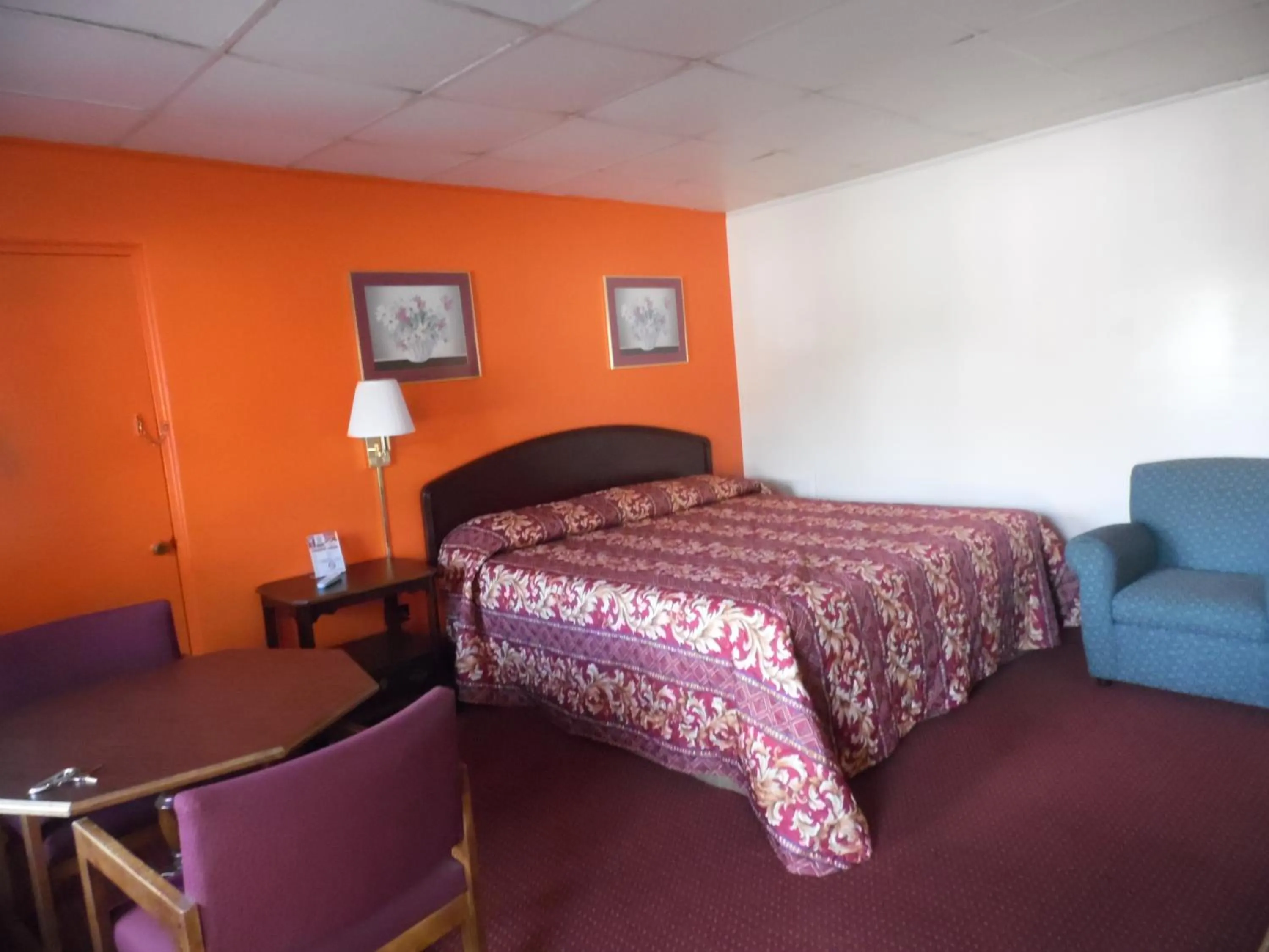 Bed in Tazewell Motel