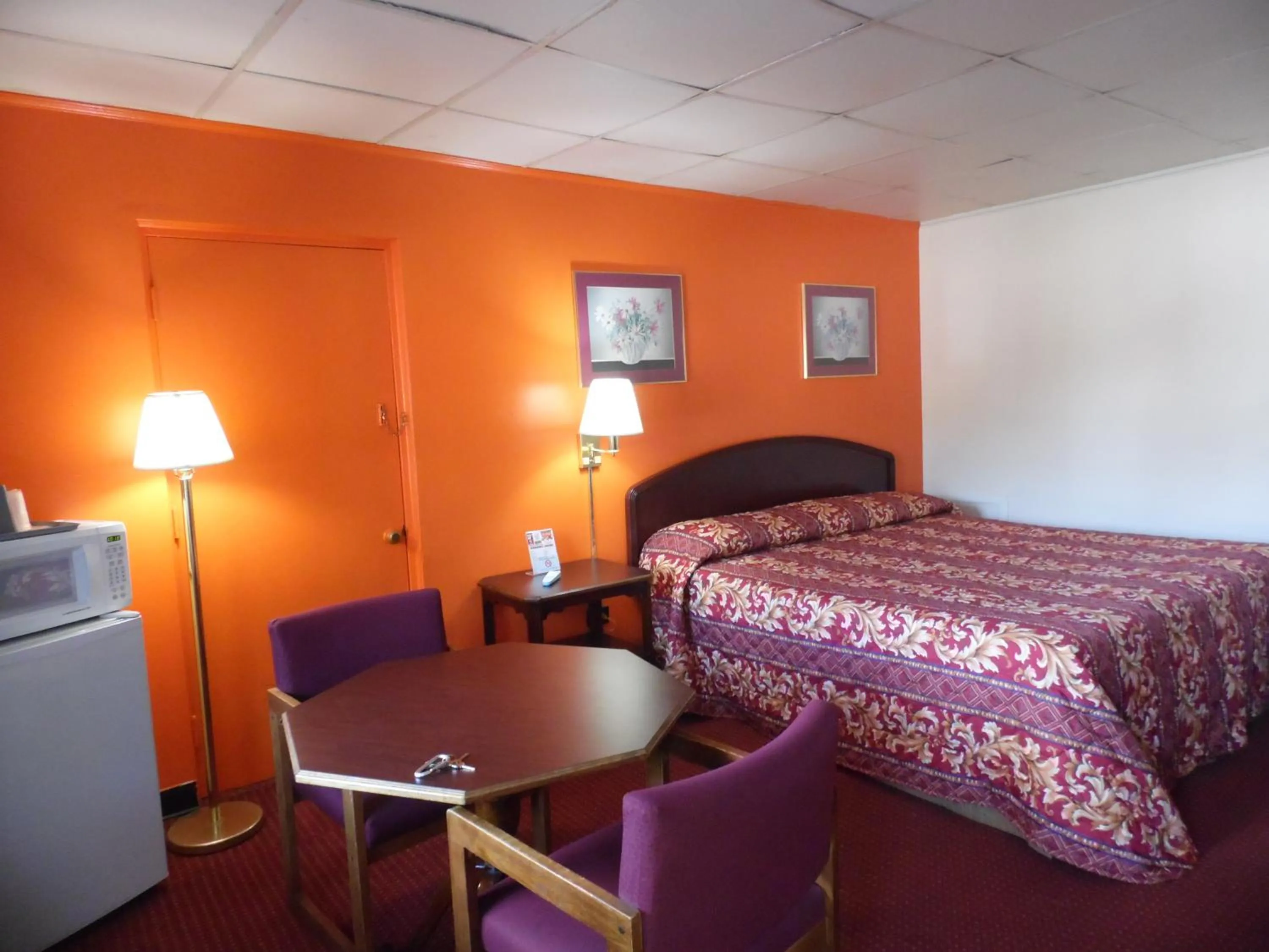 Bed in Tazewell Motel
