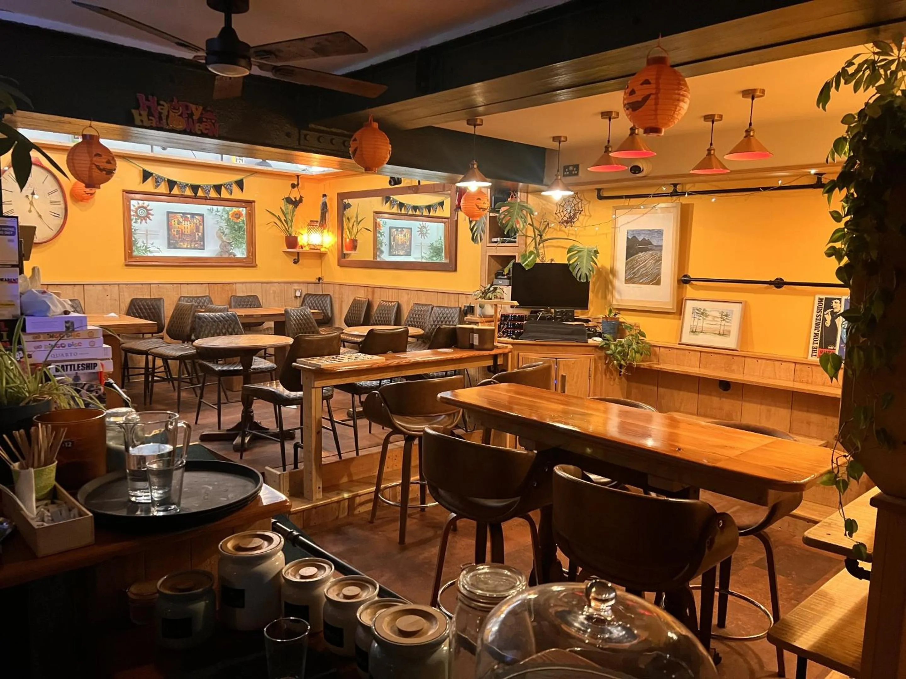 Lounge or bar in Hoopers Sandy Beach Guest Rooms