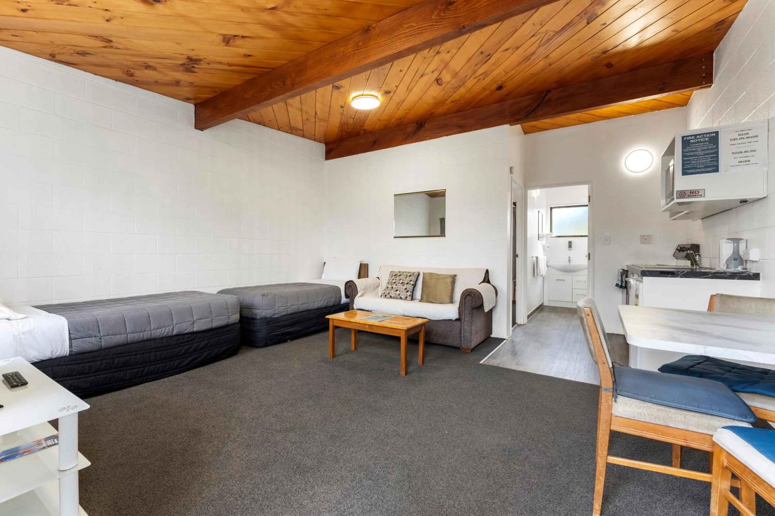 TV and multimedia in Coachman's Lodge Motel