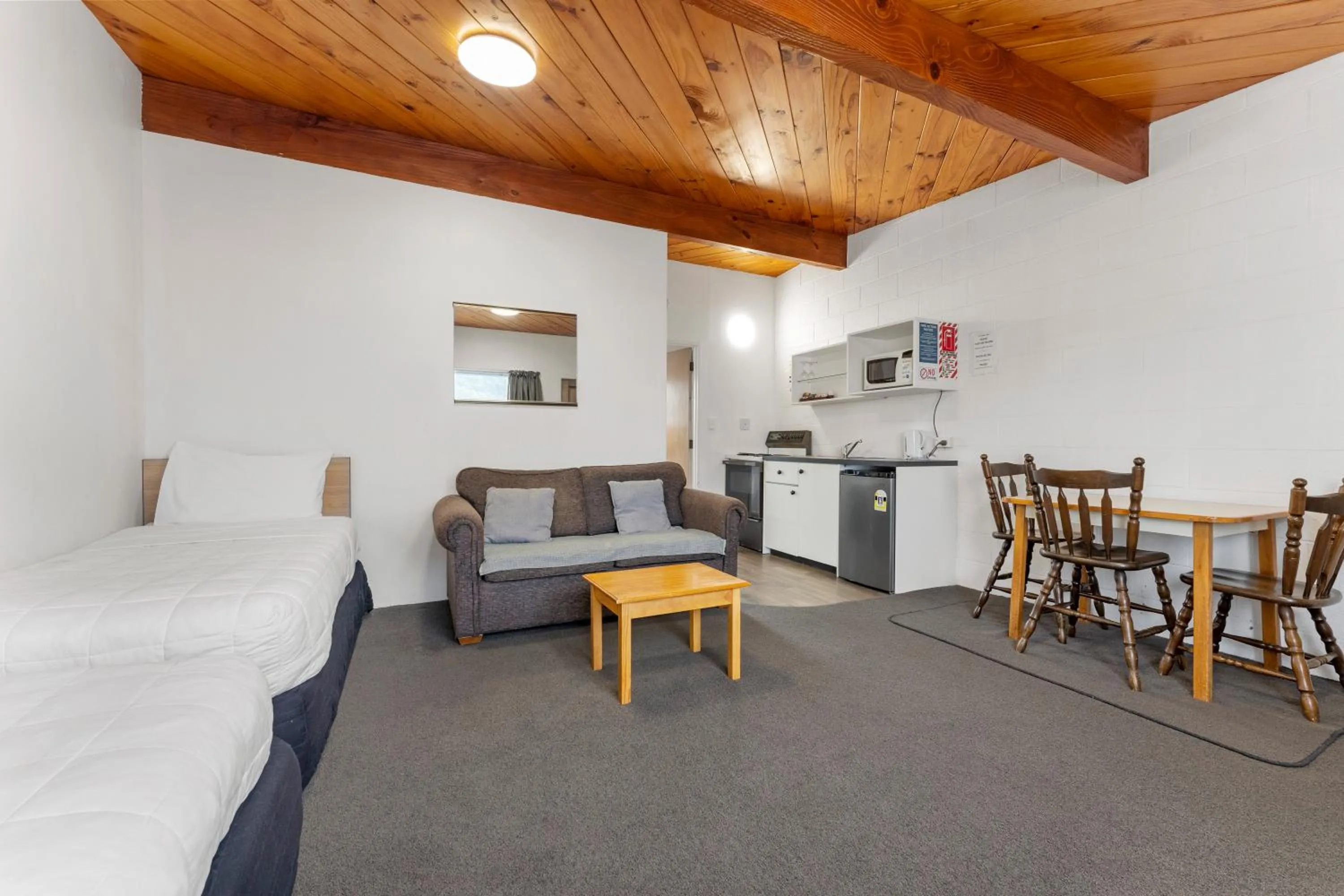 Kitchen or kitchenette in Coachman's Lodge Motel