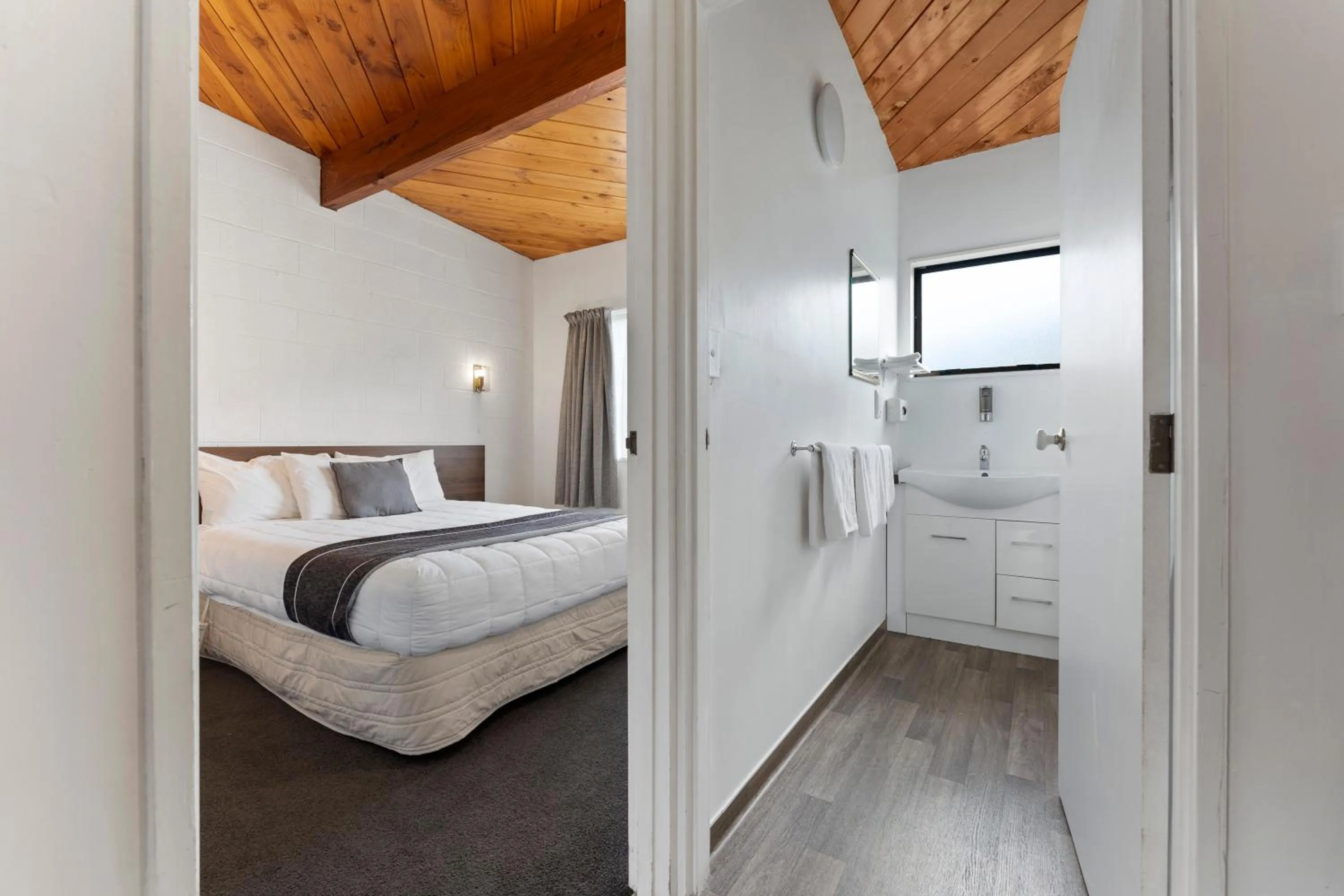 Bathroom, Bed in Coachman's Lodge Motel
